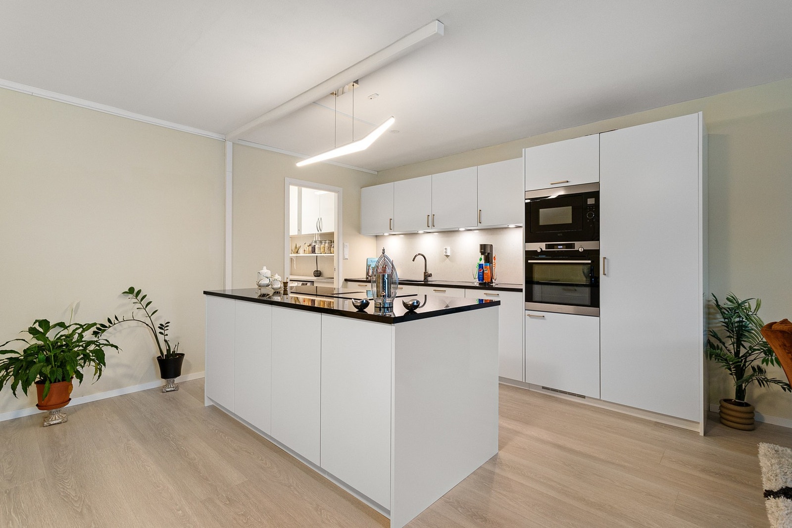 kjøkkenet har integrert platetopp, stekeovn, mikrobølgeovn, kjøl/fryseskap og oppvaskmaskin. Galleribilde