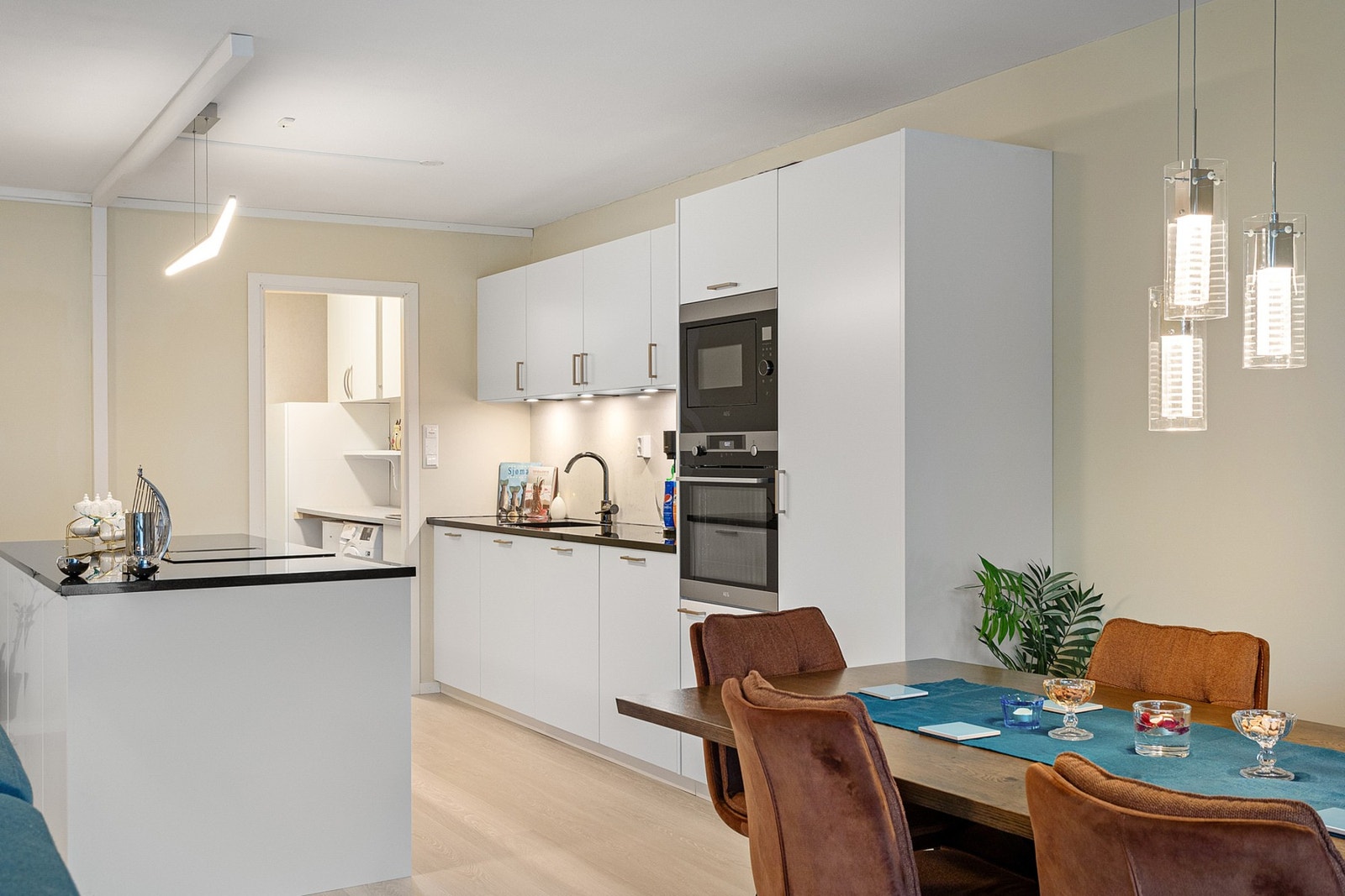 Delikat og påkostet kjøkken fra kvalitetsleverandøren KVIK av typen Veda Hvitt. Galleribilde