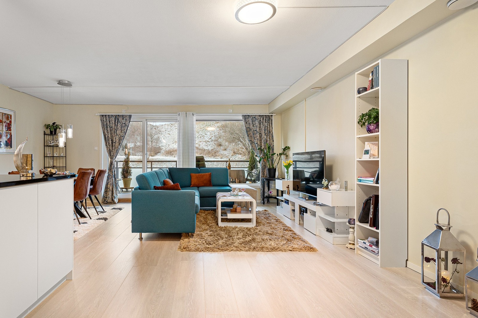 Leiligheten har en stue/kjøkkenløsning på hele 42,5 kvm. Galleribilde