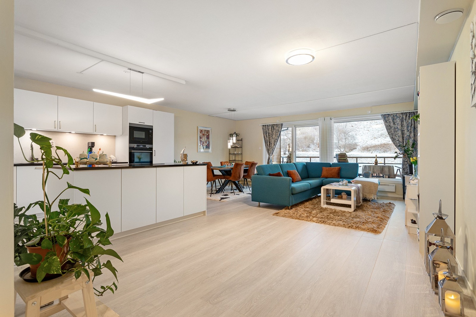 Her har du en delikat og svært påkostet leilighet med fin beliggenhet i 2. etasje. Galleribilde