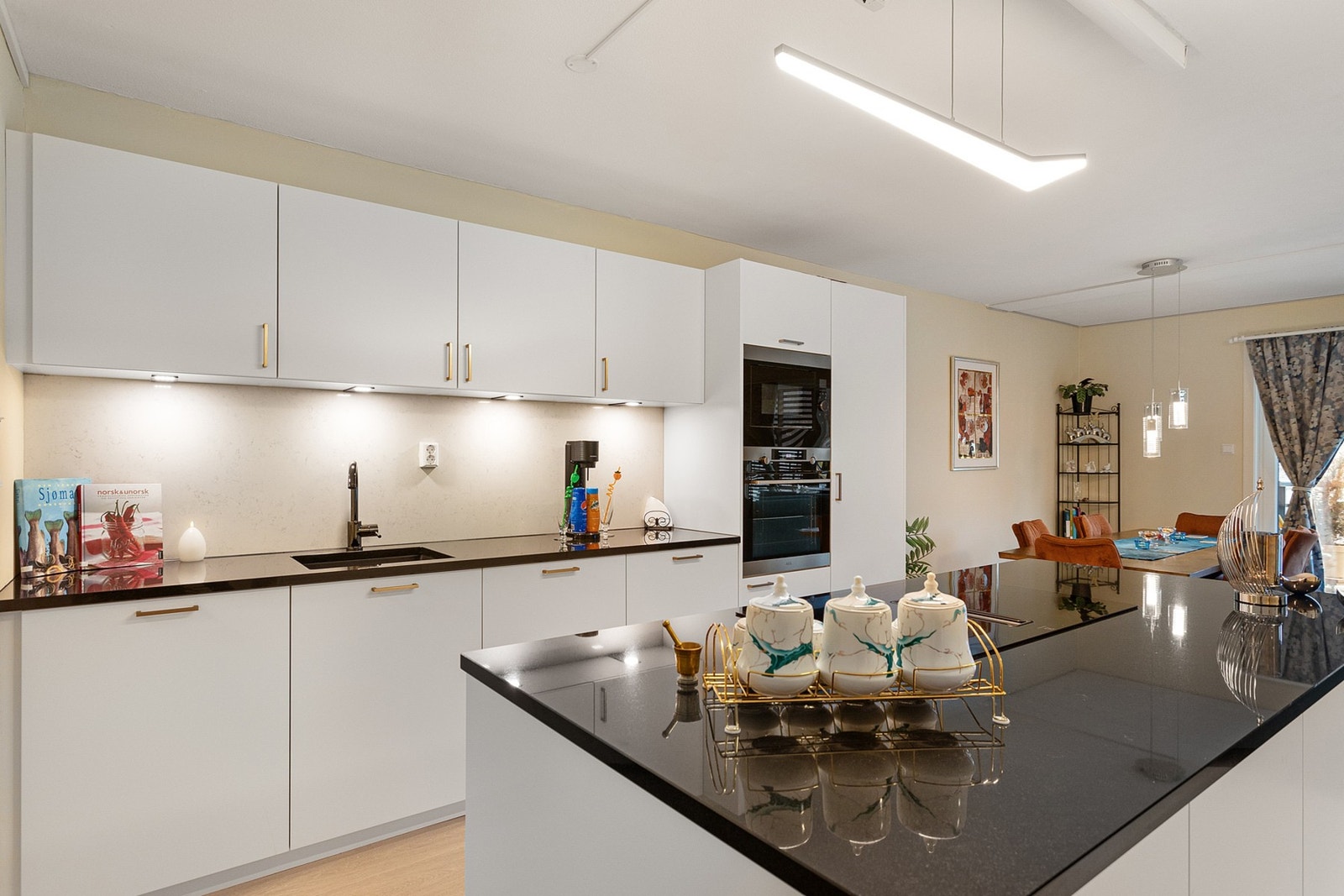 Stilig benkeplate av granitt. Galleribilde