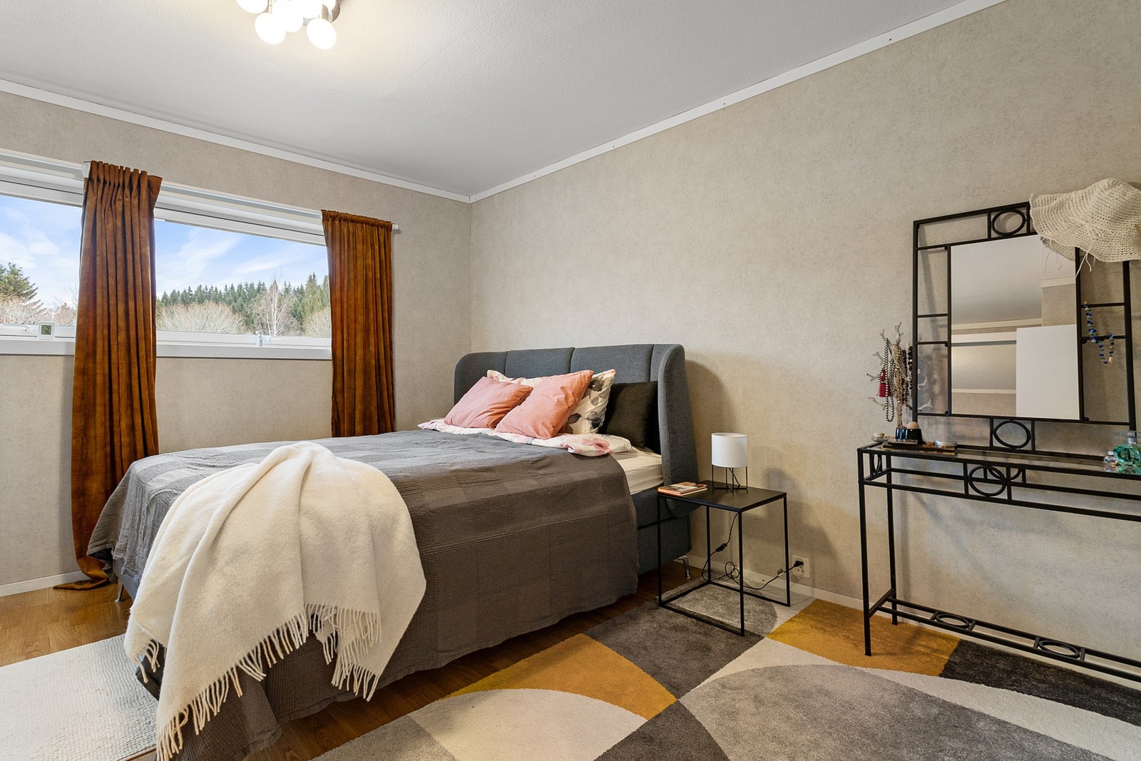 Leiligheten har 2 soverom på hhv. 13,5 og 7,5 kvm. Galleribilde