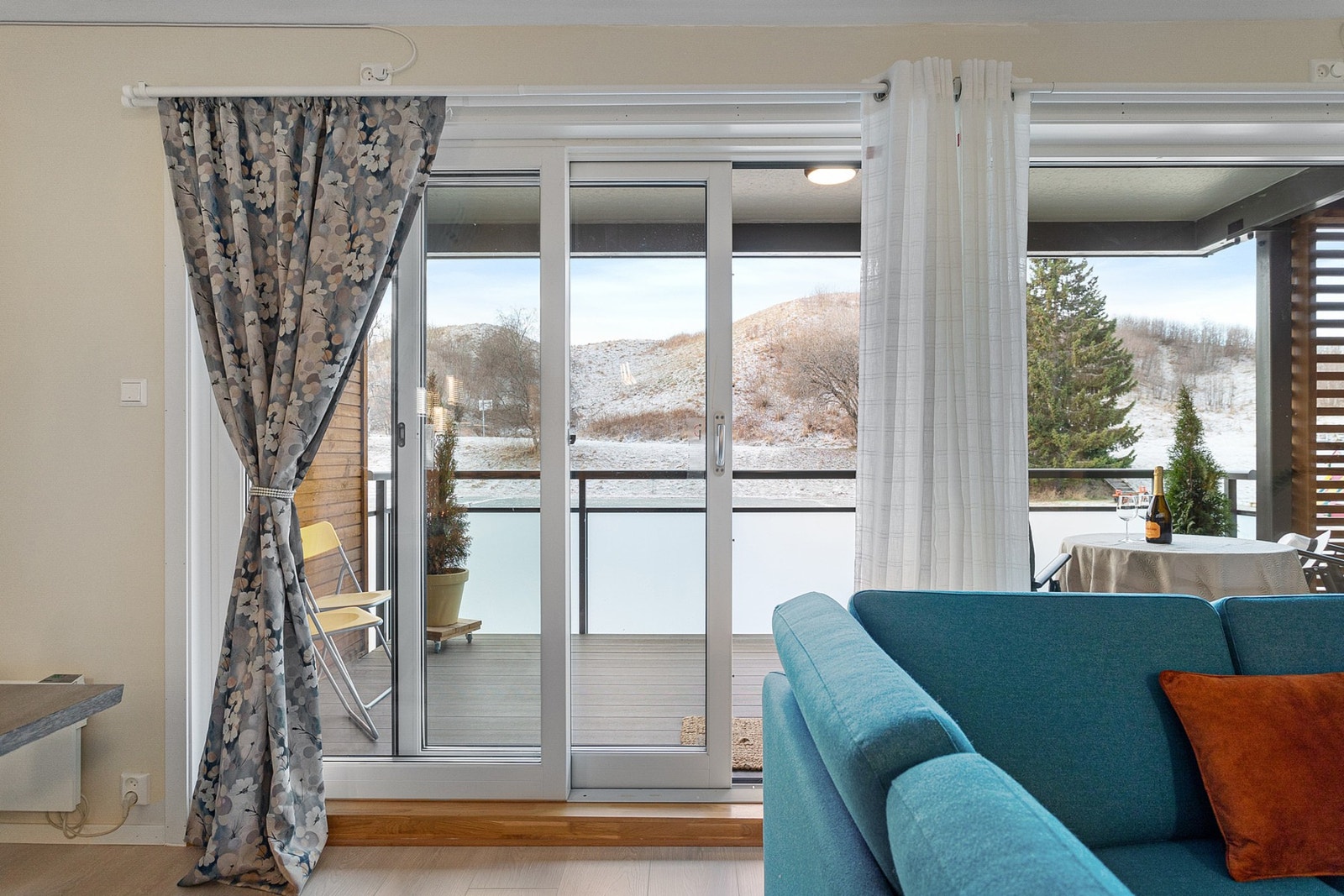 Borettslaget har også blitt vesentlig oppgradert med bla. nytt tak, etterisolering med nye vinduer og kledning, installert balansert ventilasjon, nye balkonger og utvidelse av stuen. Galleribilde