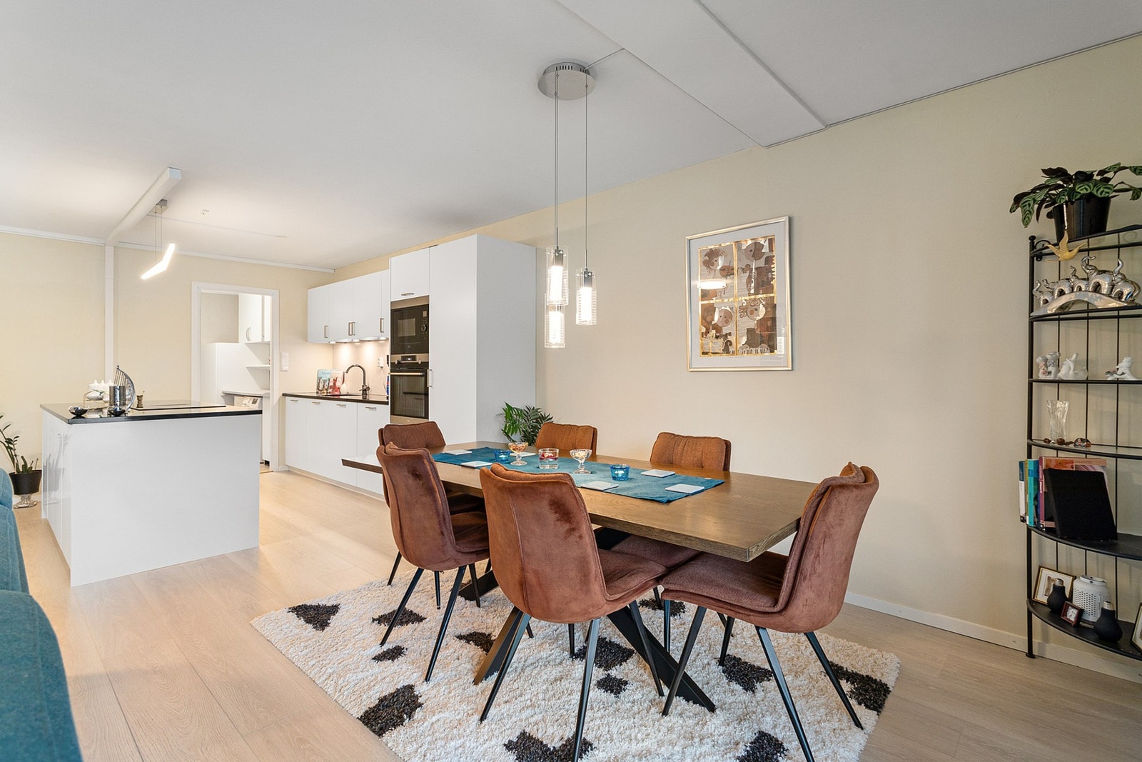 Leiligheten er malt i tidsriktige fargetoner og oppleves som svært innbydende. Det er lagt nytt gulv i stue og gang. Galleribilde