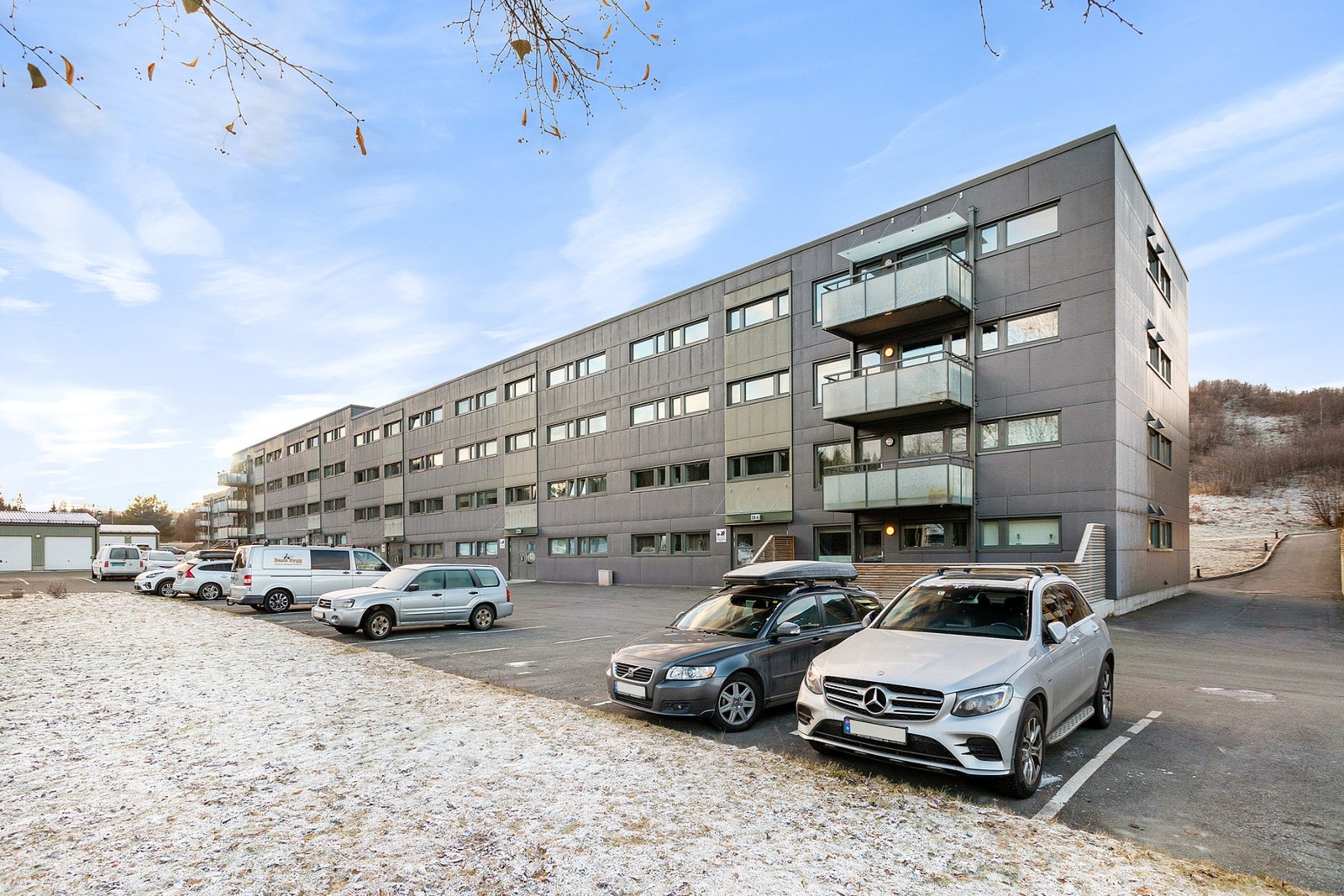 Parkering på felles biloppstillingsplass. Det er også installert elbillader. Galleribilde