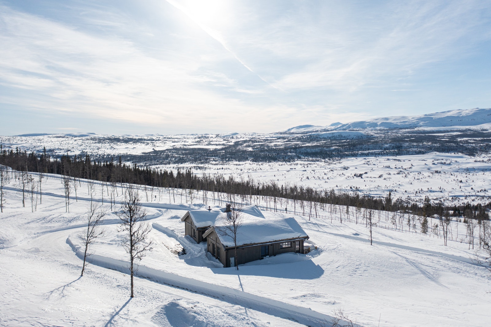 Hytta ligger flott i terrenget med fantastisk utsikt! Galleribilde