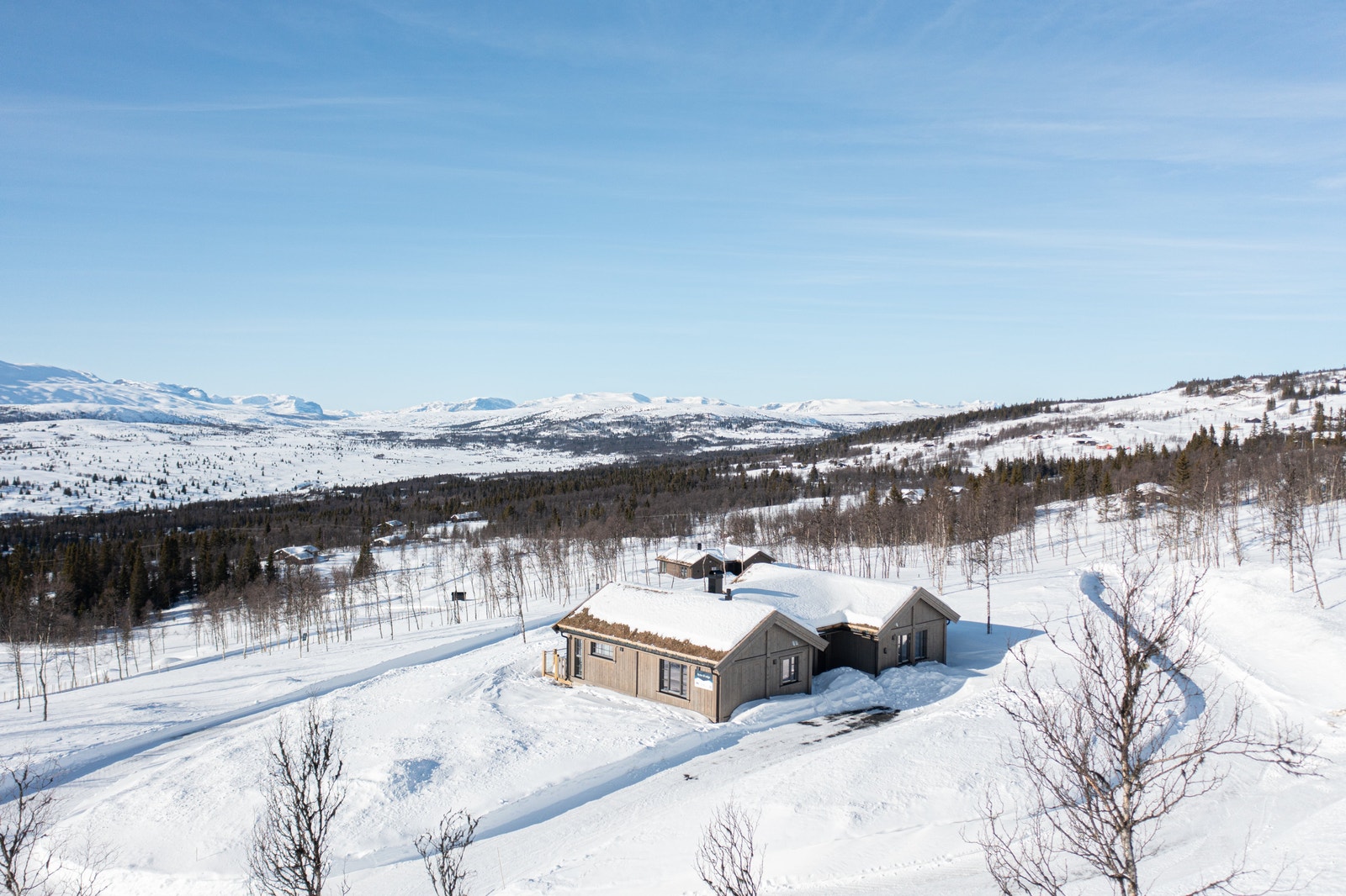 Hytta ligger flott i terrenget med fantastisk utsikt! Galleribilde
