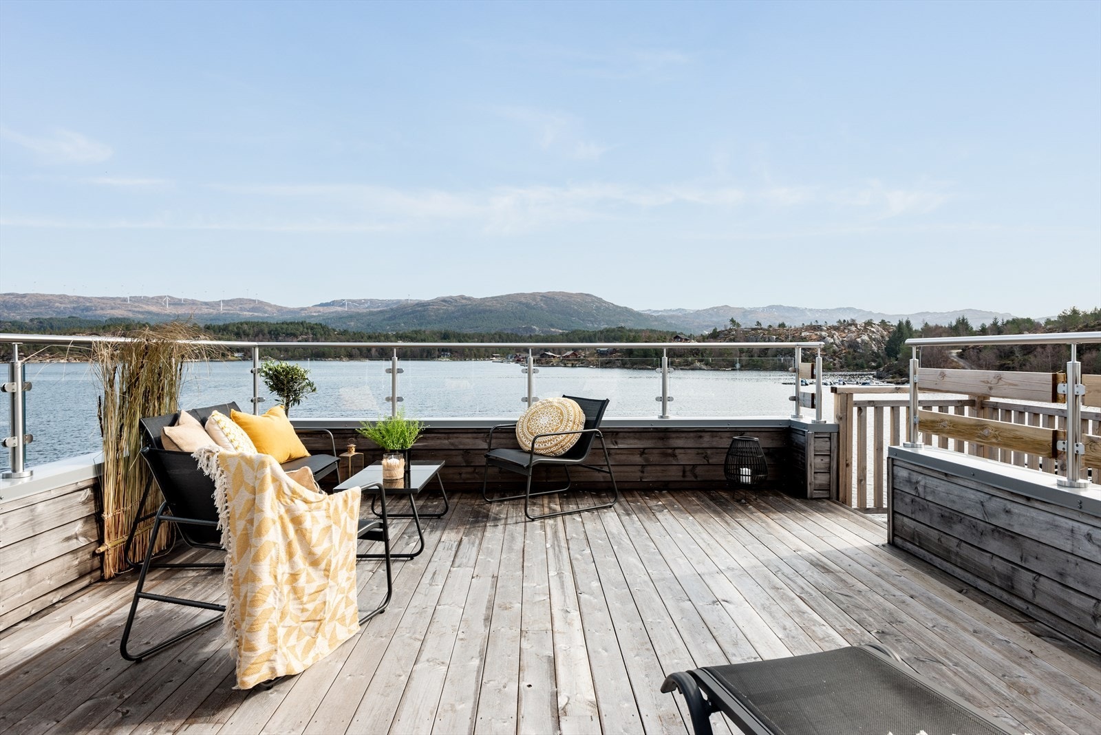 Prikken over i-en i dette strandhuset er den fantastiske takterrassen der ein verkeleg kan nyte både utsikt og sol! Bilete frå Strandhus 2 Galleribilde
