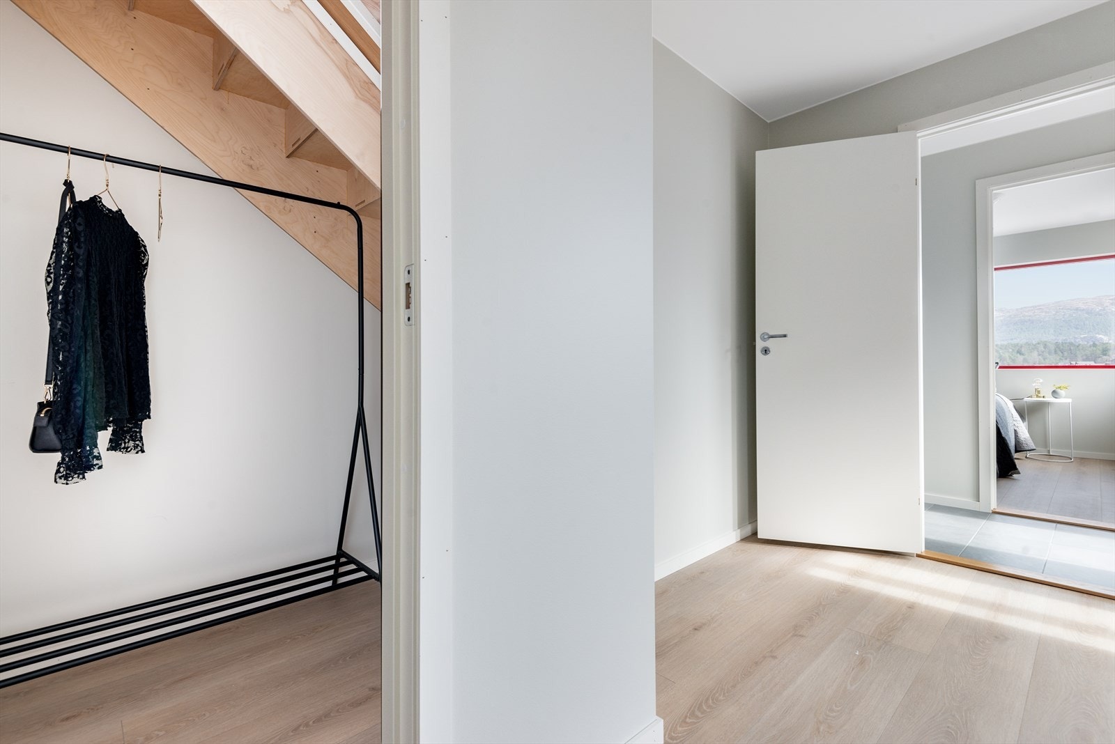 Frå hovudsoverommet er det inngang til egen walk-in garderobe. Bilete frå Strandhus 2 Galleribilde