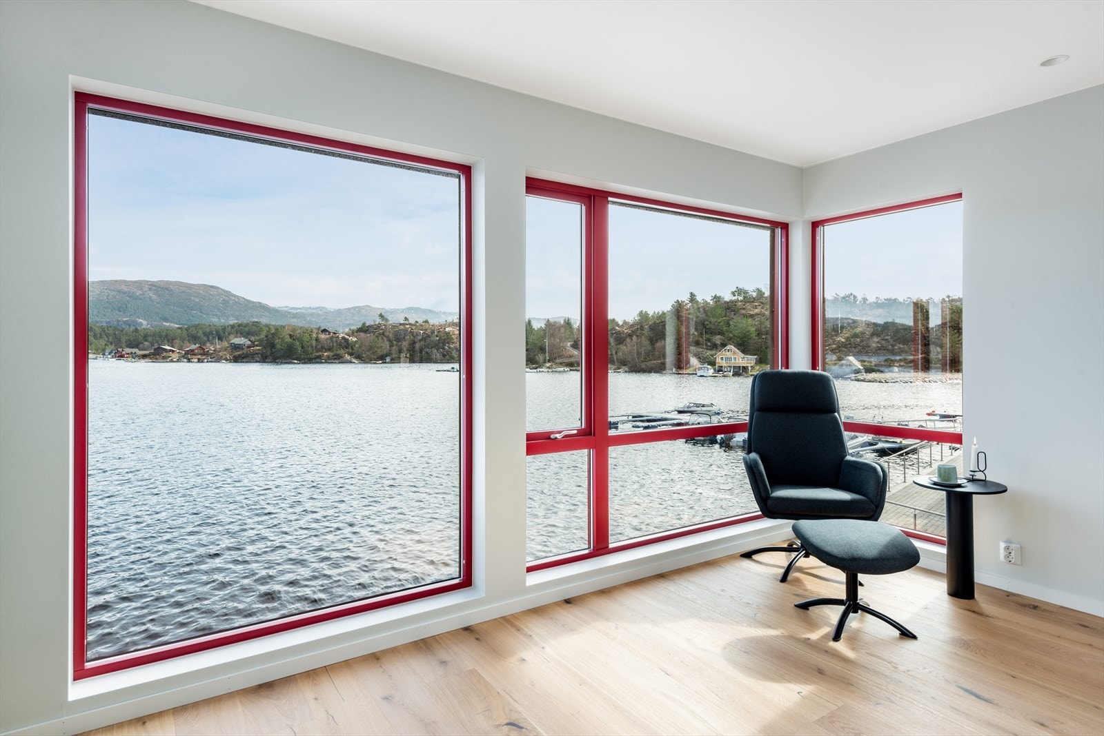 Det er god plass til gostolen framfor utsikten. Bilete frå Strandhus 2 Galleribilde