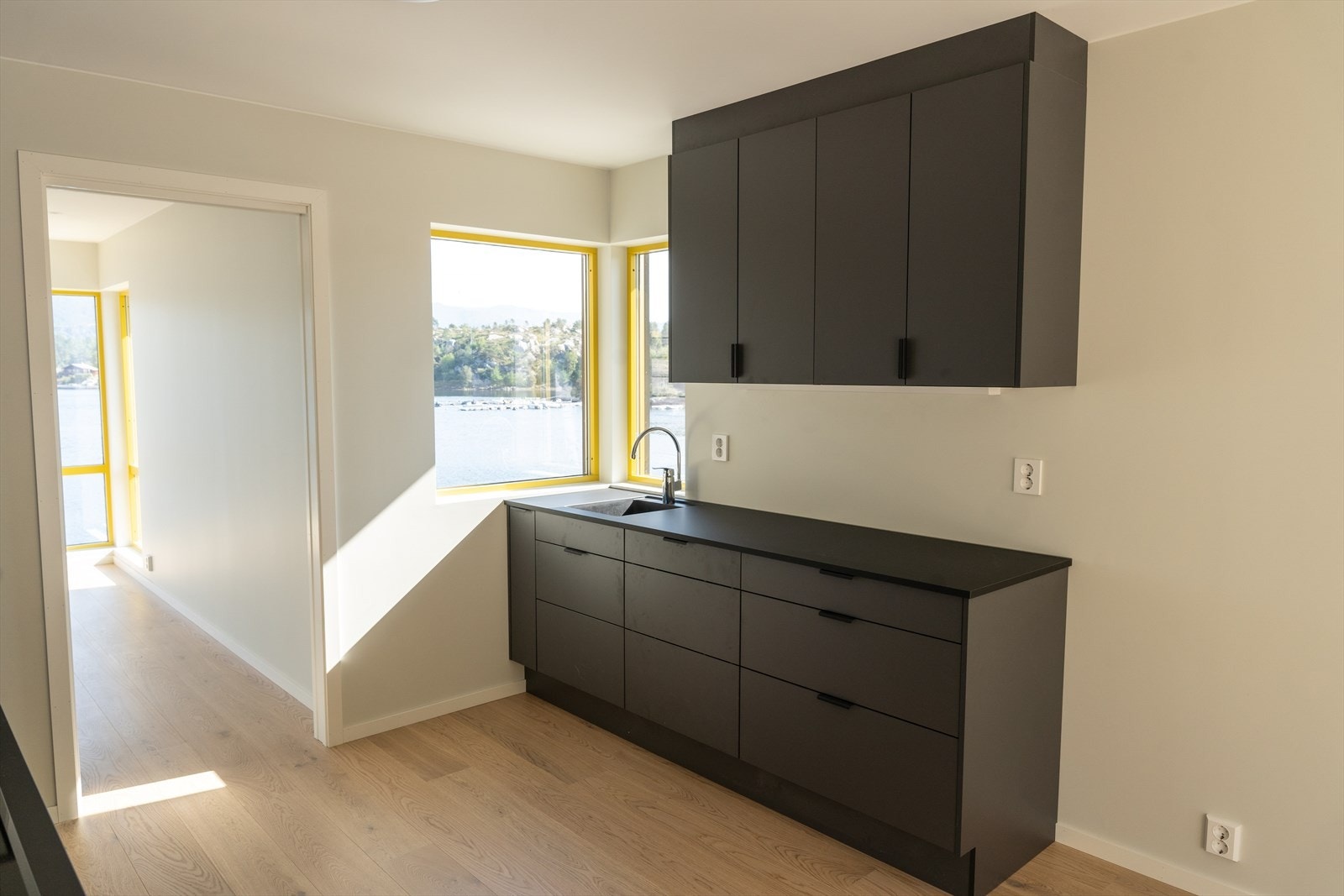 Det er vindauge over vasken, som gir flott utsikt og naturleg lysinnslepp. Galleribilde