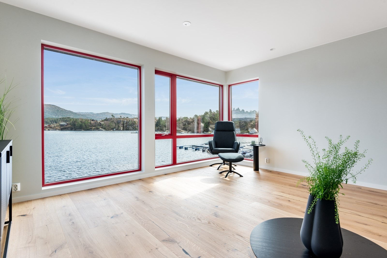 Stova er av god storleik. Bilete frå Strandhus 2 Galleribilde