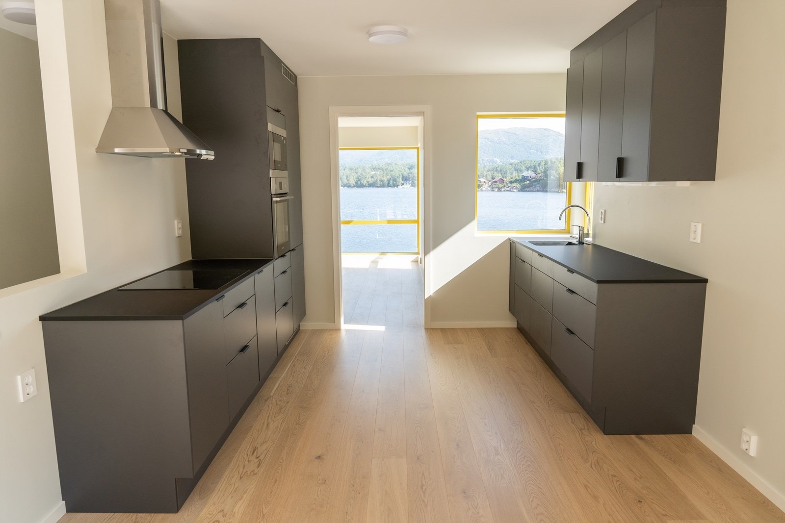 Bilete frå kjøkenet i strandhus 4. Galleribilde