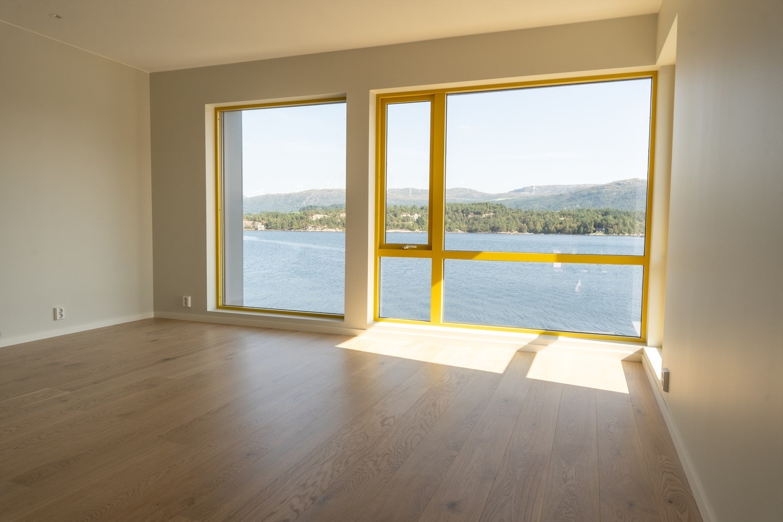 Det er storslått sjøutsikt frå strandhuset Galleribilde