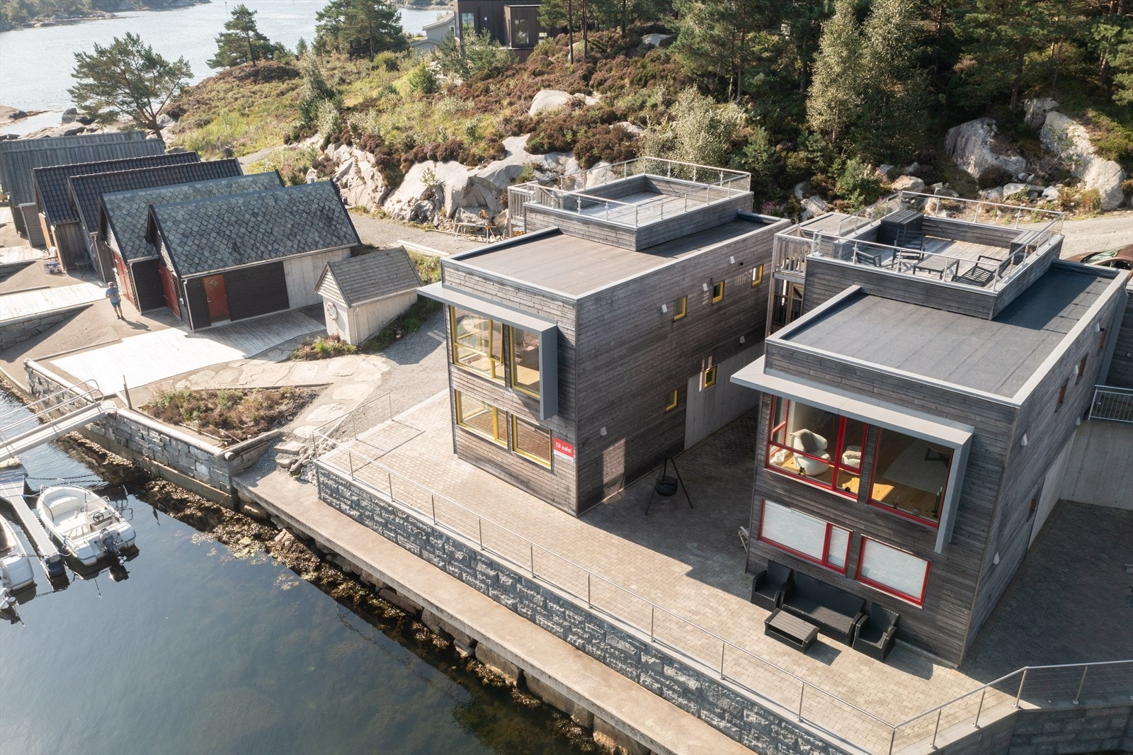 Det er lite vindauge mot naboen på høgre sida av bygget for å skape privatliv for begge strandhusa. Galleribilde