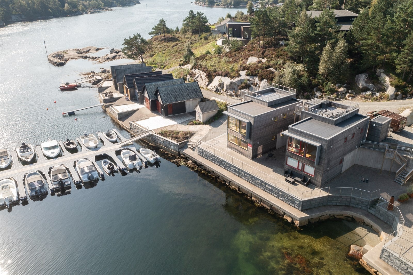 Det er båtplass med strandhuset, samt moglegheit til å bade i felles badevik (tli høgre). Det er tilrettelagt med tilkomst på framsida av strandhusa Galleribilde