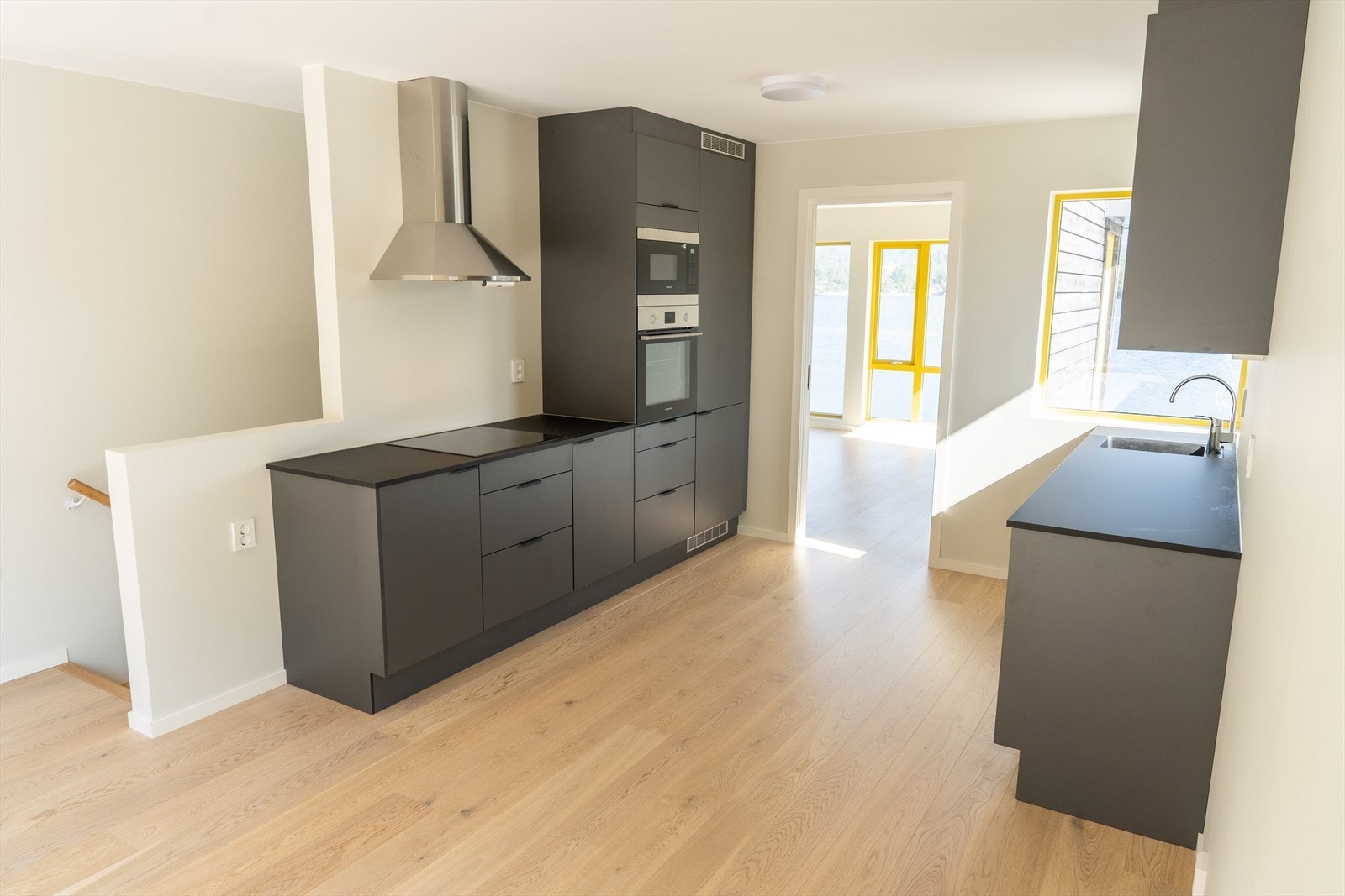 Kjøkenet er frå Sigdal. Det er integrerte kvitevarer. Galleribilde