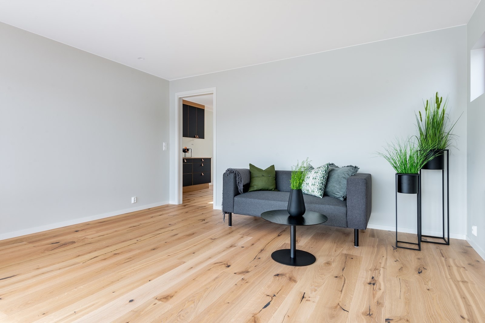 Det er god plass til sofakrok i stova. Bilete frå Strandhus 2 Galleribilde