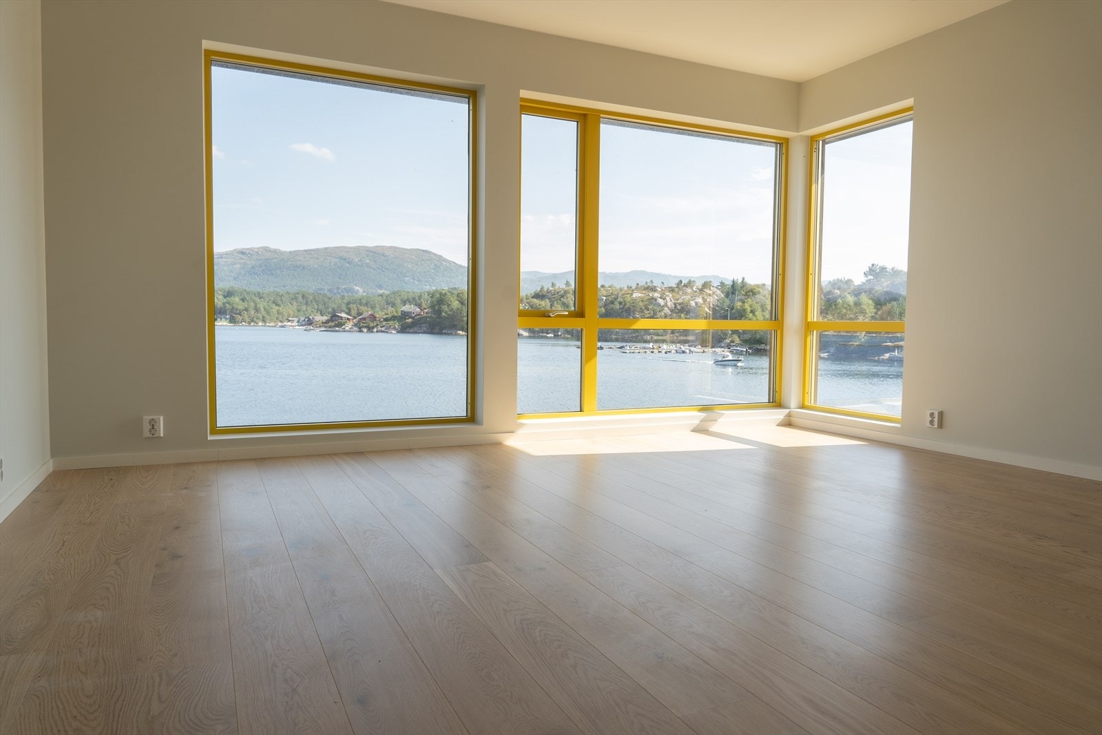 Stova i strandhus 4. Alle vindauga har gule karmar i strandhus nr. 4. Galleribilde