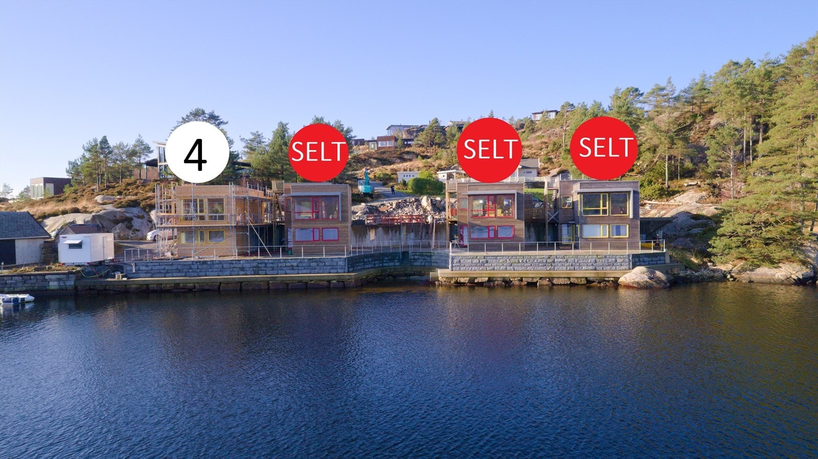 Strandhuset er det 4 strandhuset i rekka. Bilete frå byggeprosessen Galleribilde