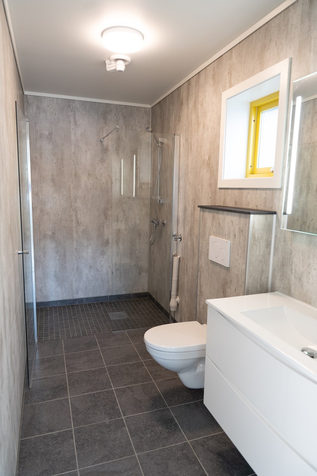 Utforming på badet i strandhus 4 er likt, men det er ulik fargeval på baderomsplatene og golvflisene. Galleribilde