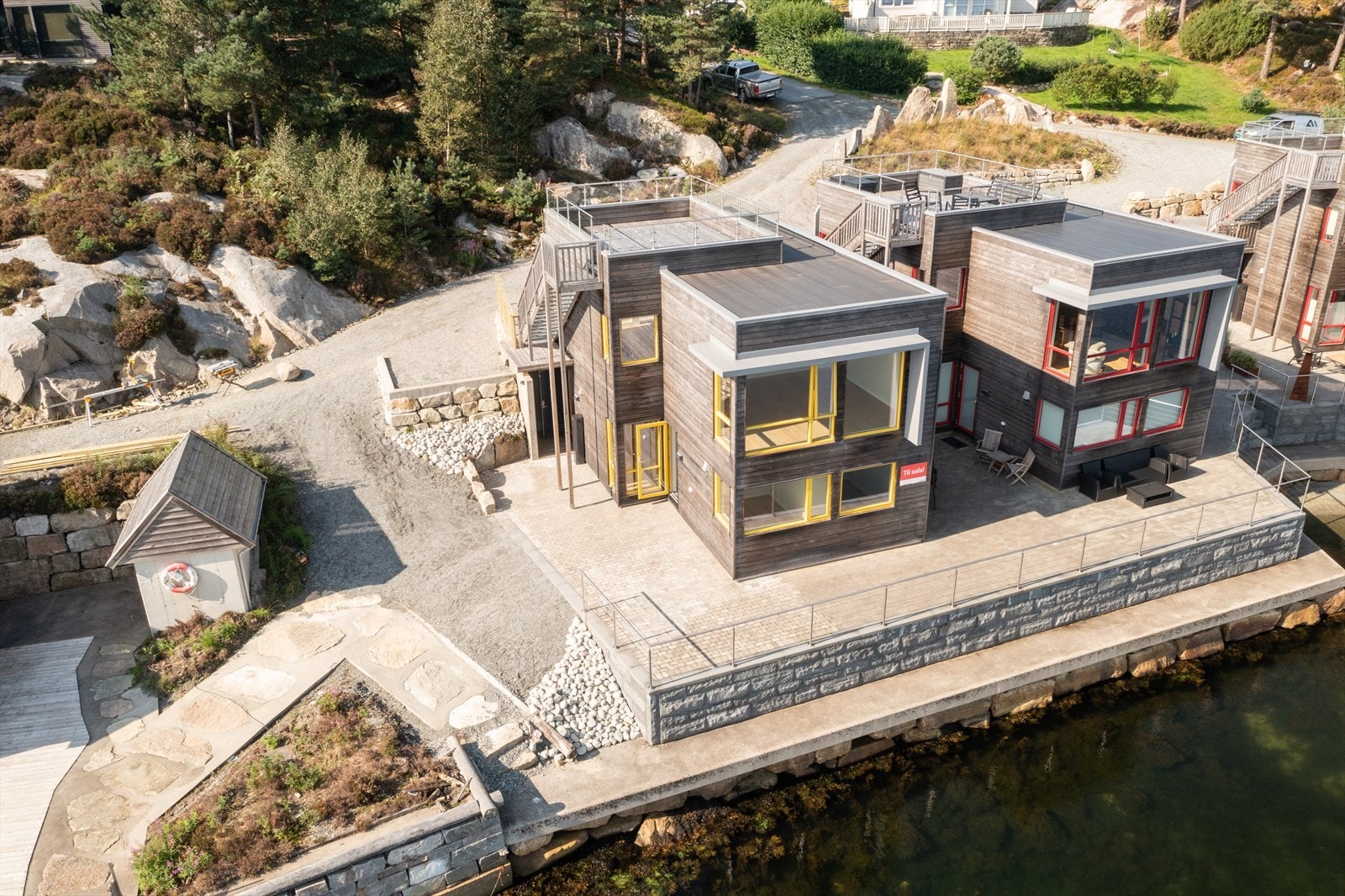 Strandhus 4 er eit hjørnestrandhus i ei rekke på 4. Galleribilde
