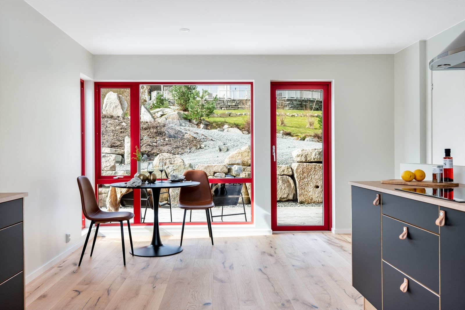 Det er god plass til etestove på kjøkenet. Bilete frå Strandhus 2 Galleribilde