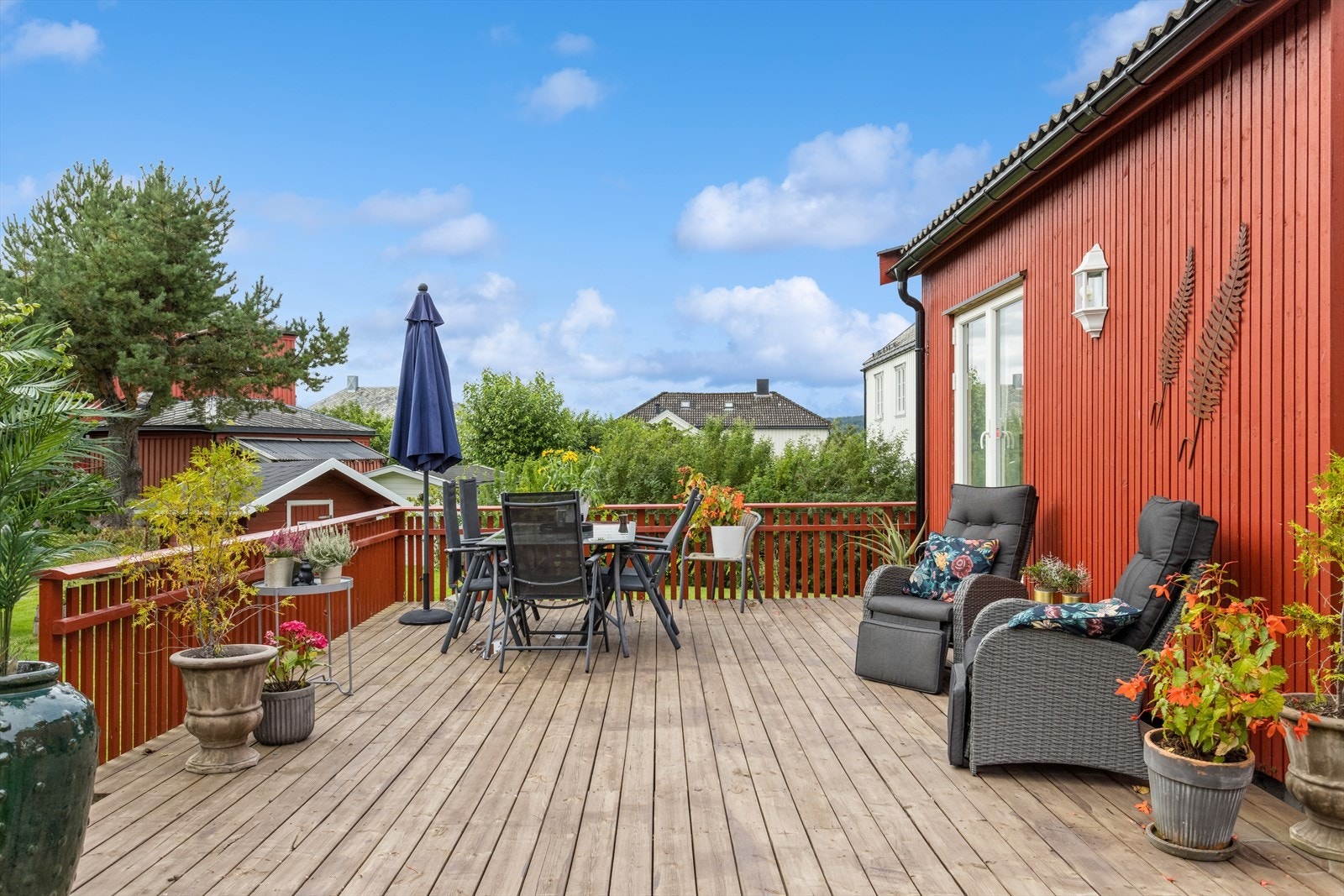 Eiendommen har fine og usjenerte utesoner. Galleribilde