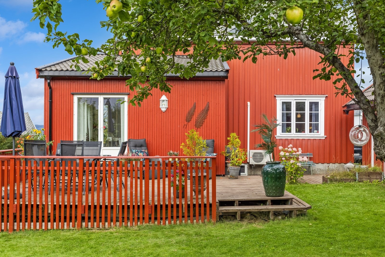 I hagen er det også muligheter for å høste gode epler på høsten. Galleribilde