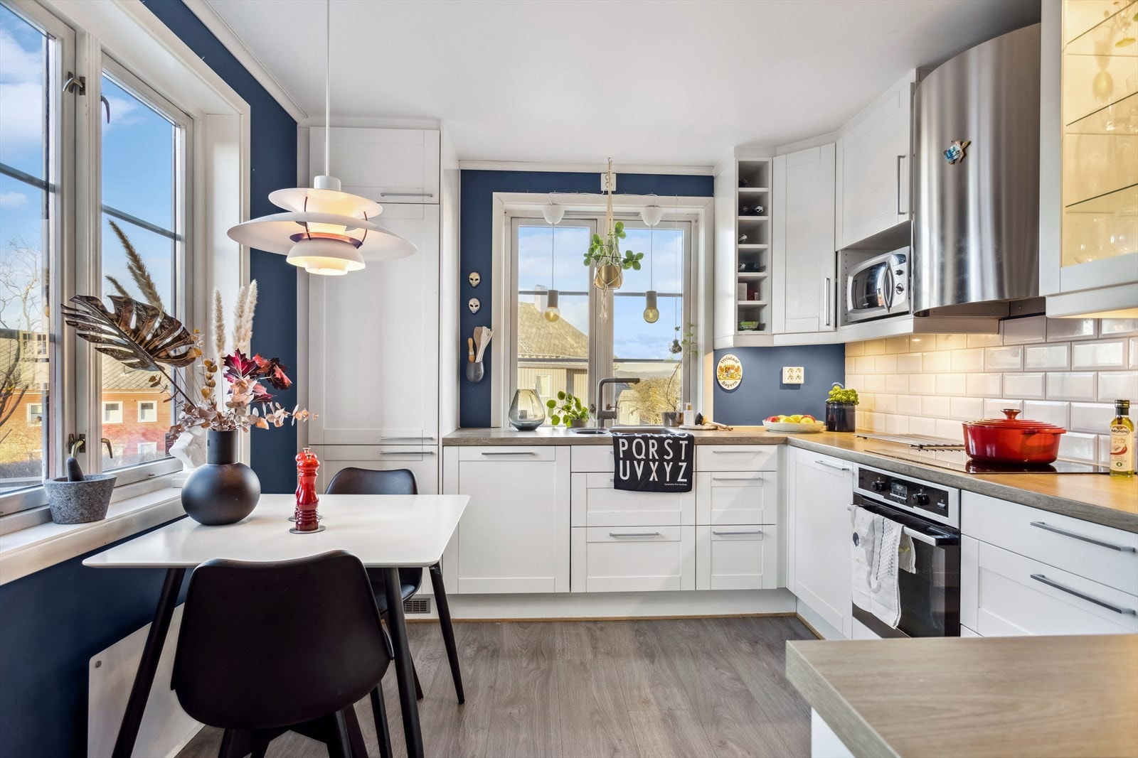 Kjøkkenet har rikelig med skap- og benkeplass. Galleribilde