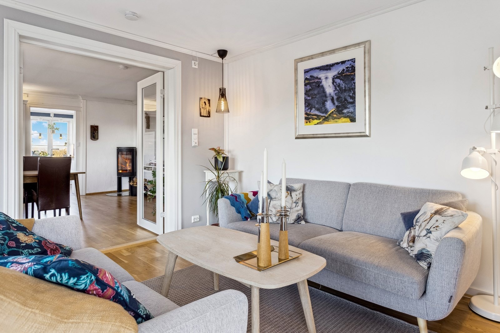 Stuen i påbygget er ca 17,1 m² - her er det lagt varmefolie i gulv. Galleribilde