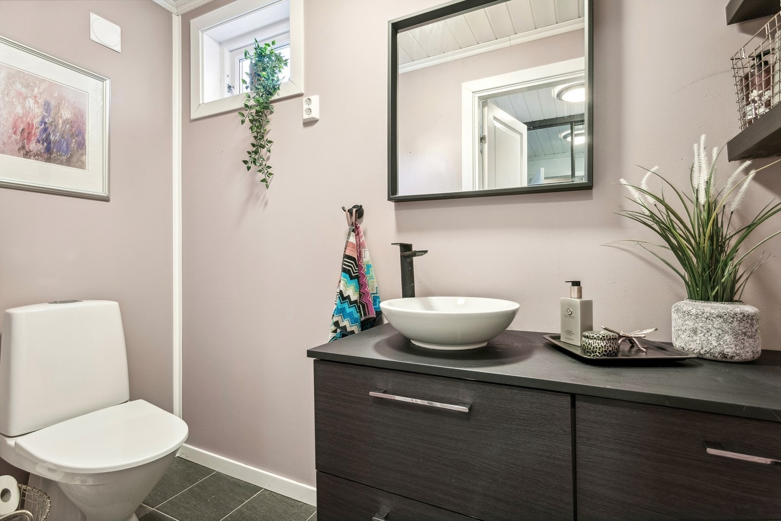 Ved inngangspartiet er det et toalettrom som sist fikk en ansikstløftning i 2020. Galleribilde