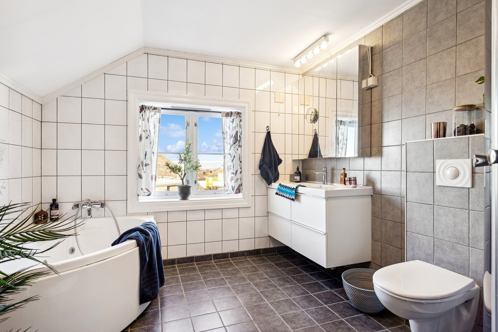 Husets baderom i andre etasje er ca 9,6 m² . Galleribilde