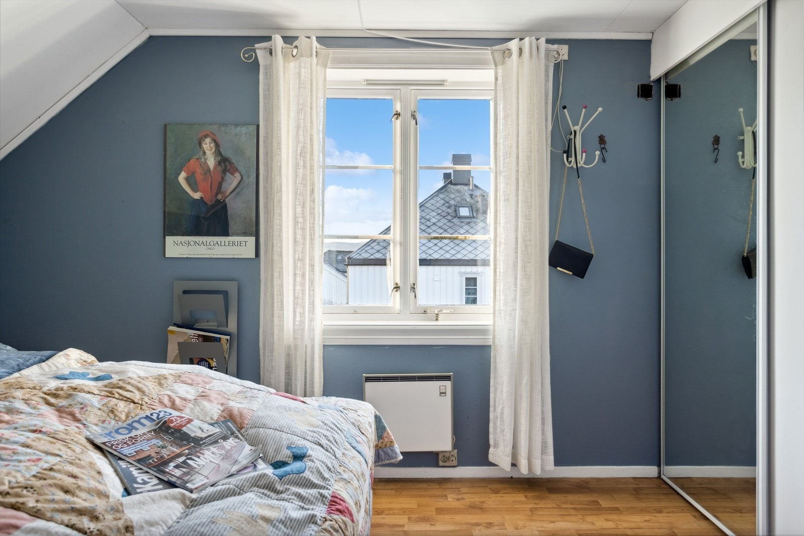 Soverommet har stor skyvedørsgarderobe med speil. Galleribilde