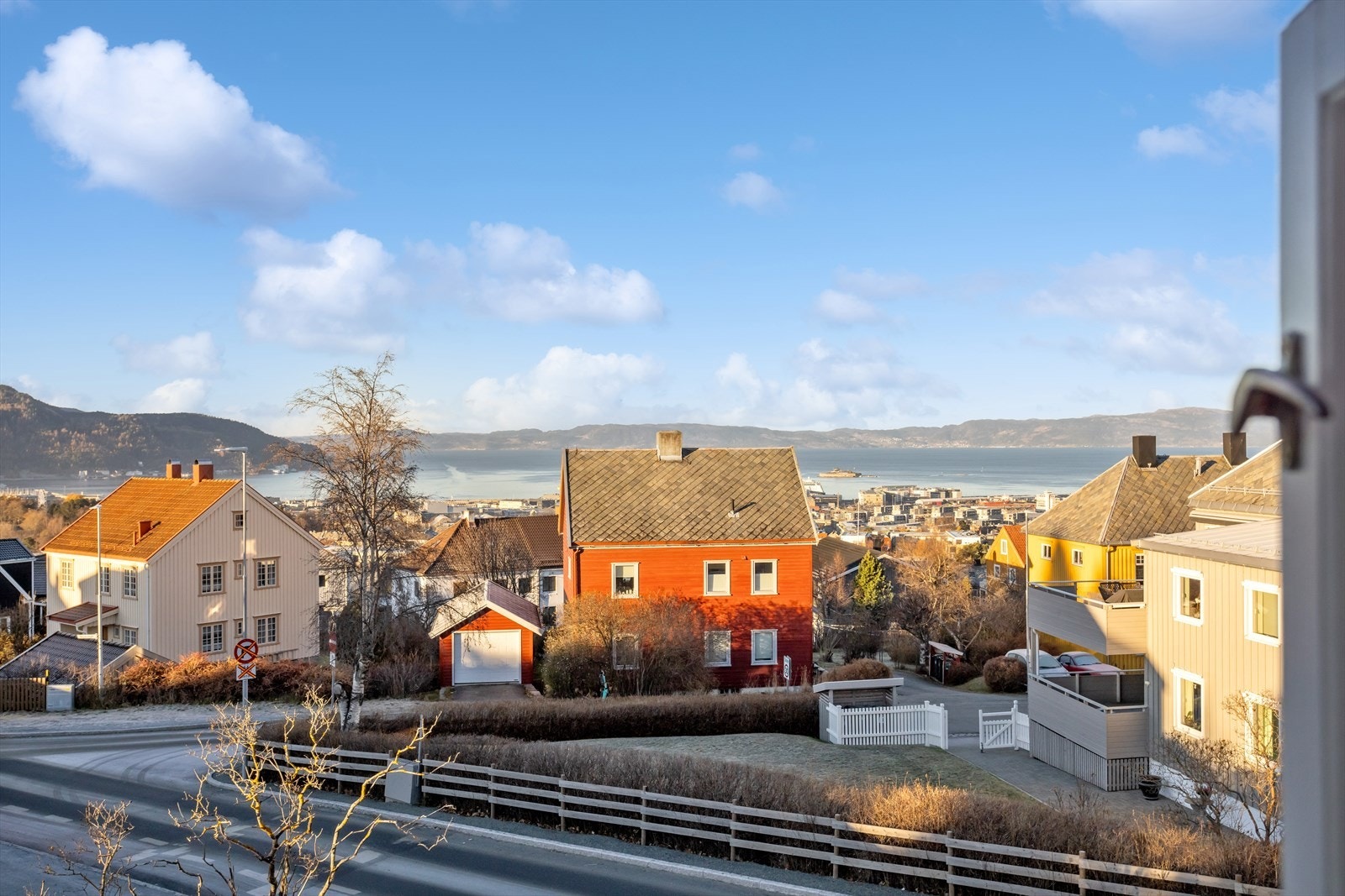Ut fra andre etasje her du nydelig utsikt over deler av byen og Trondheimsfjorden. Galleribilde