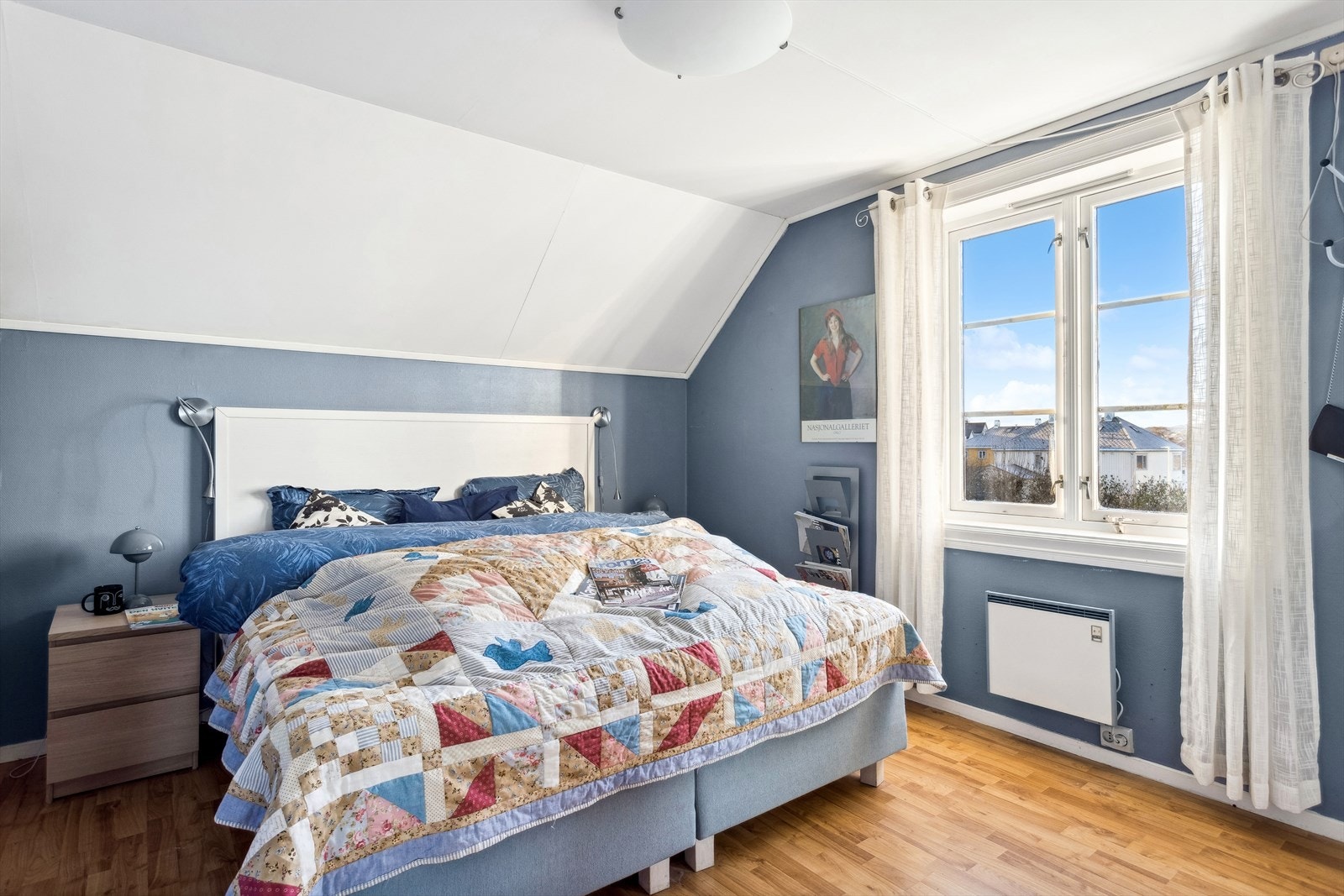 Hovedsoverommet er malt i lune- og behagelige veggfarger. Galleribilde