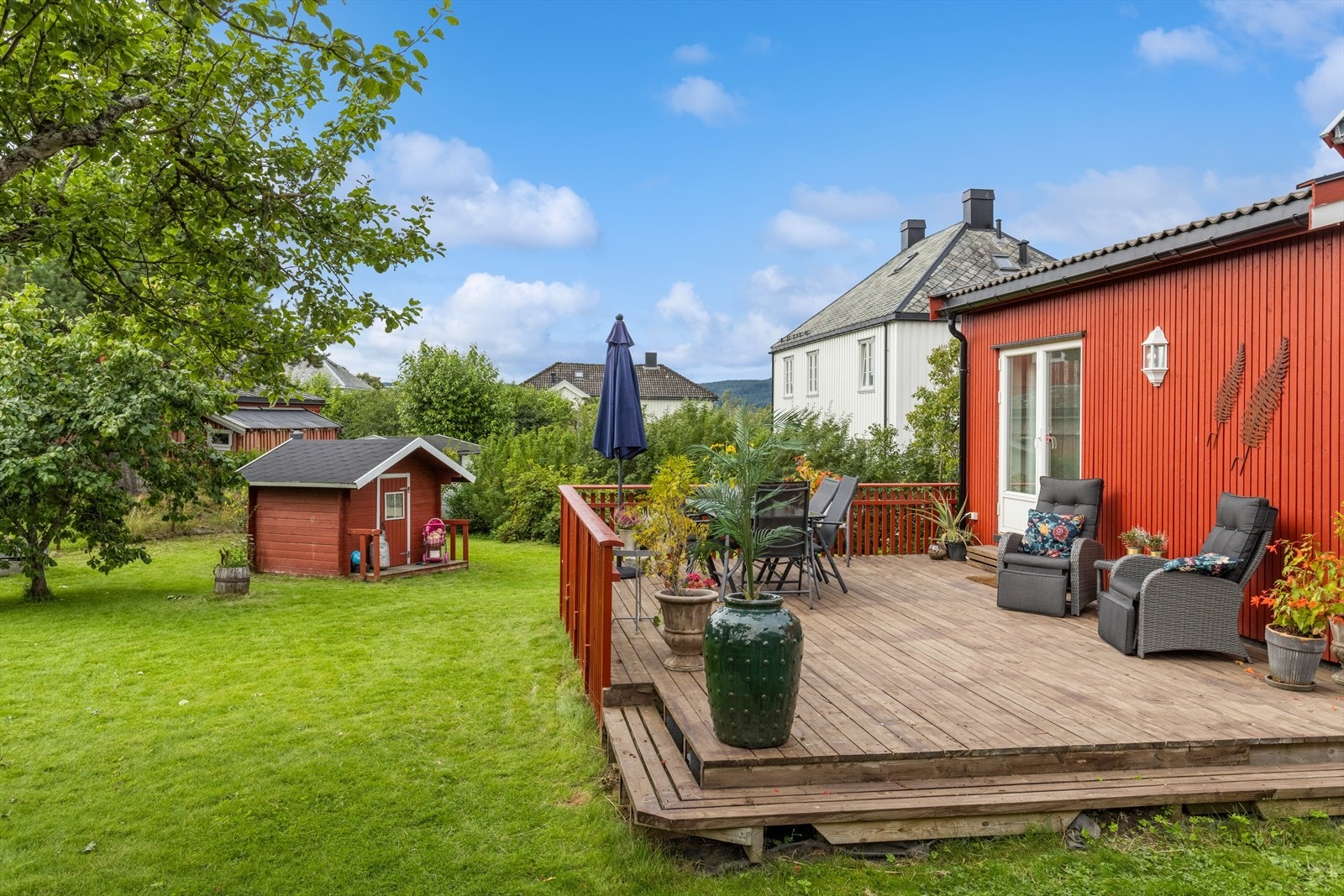 Tyholtveien 67 har en relativ flat eiendomstomt på ca 887,9 m² som er pent opparbeidet med gruset oppkjørsel, plen, hekk og diverse busker og trær. Galleribilde