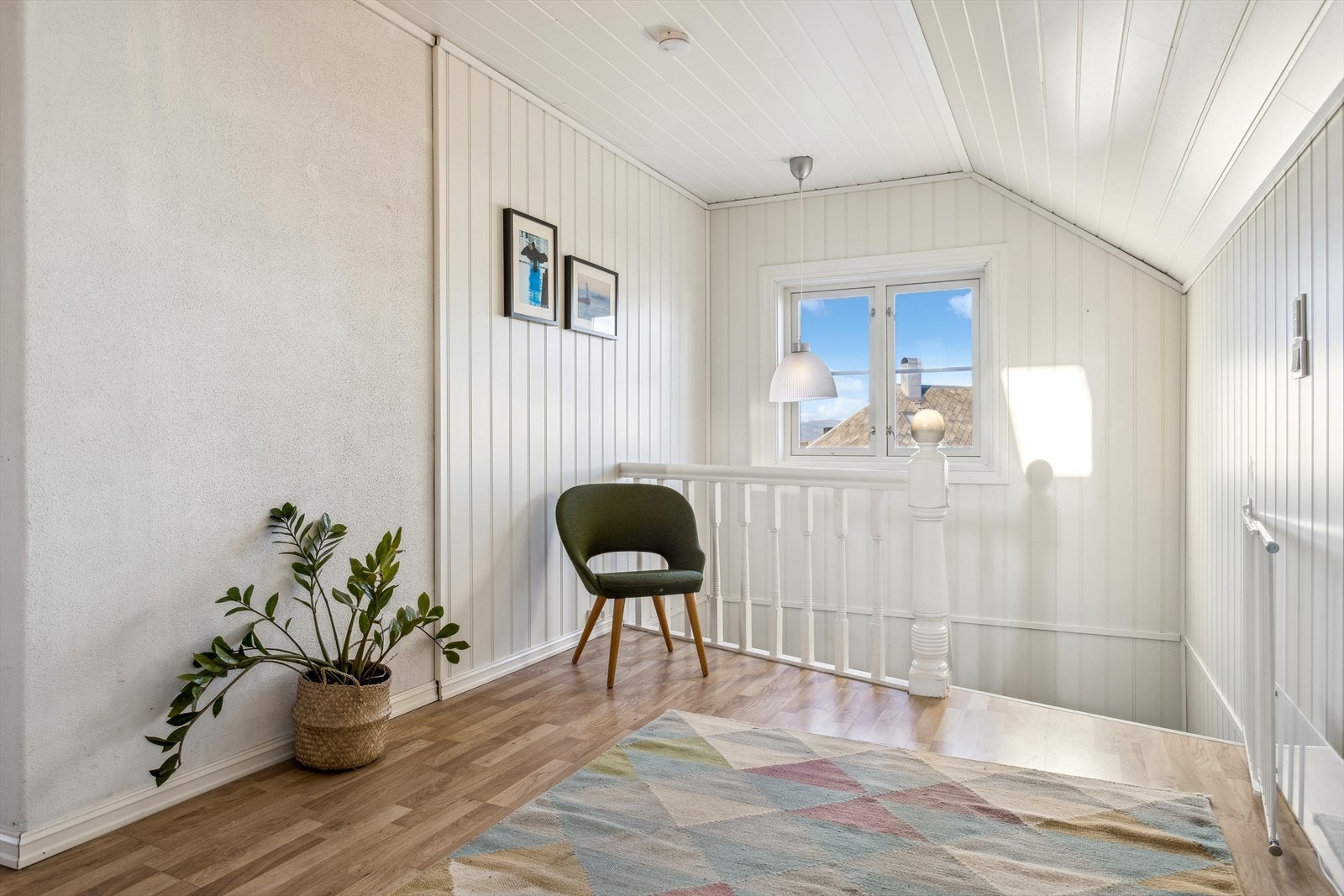 I andre etasje er det en romslig gang med trapperom på ca 14,6 m². Galleribilde