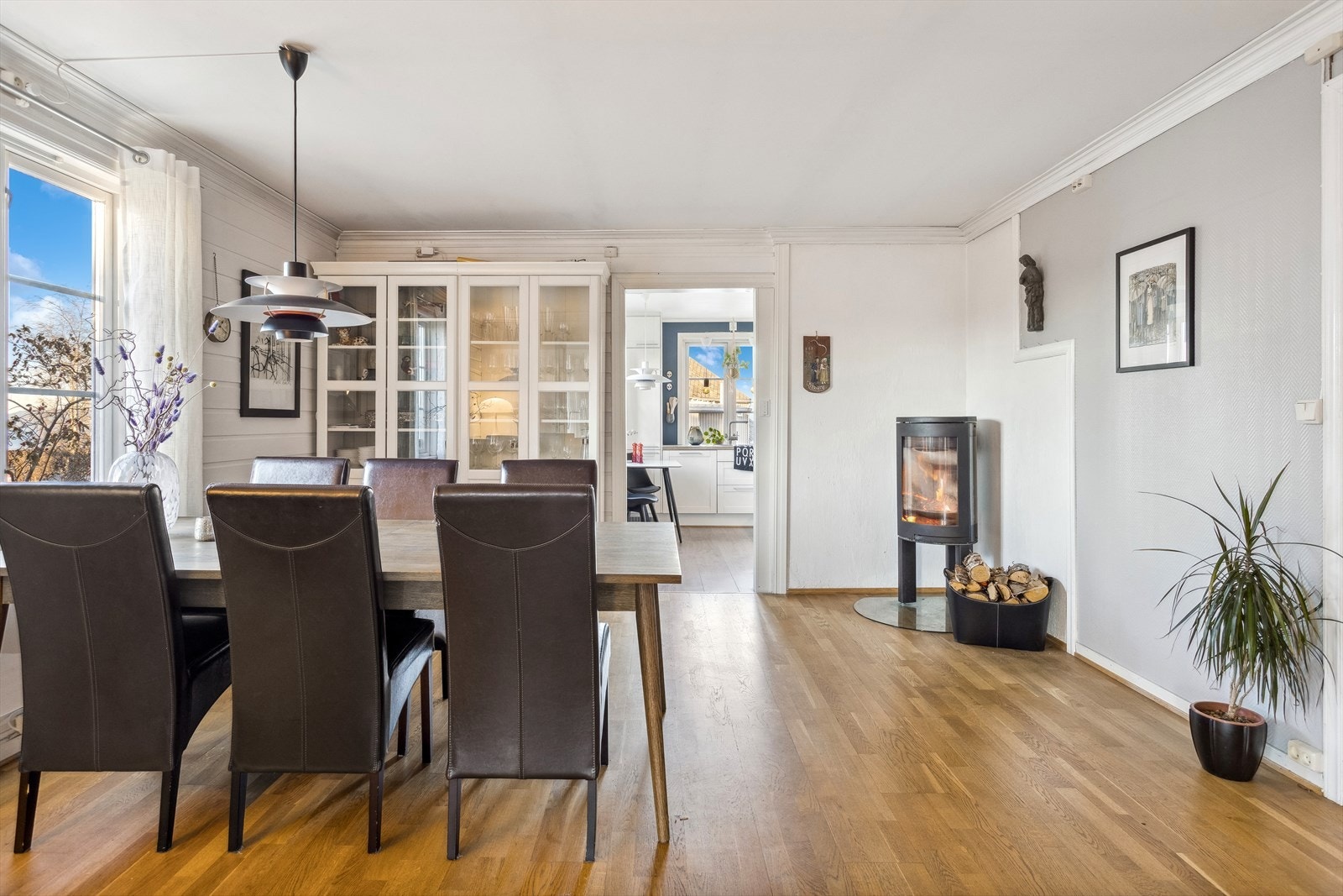 I spisestuen er det montert en flott, rentbrennede vedovn som gir god stemning og fin hustemperatur på kjølige høst- og vinterkvelder. Galleribilde