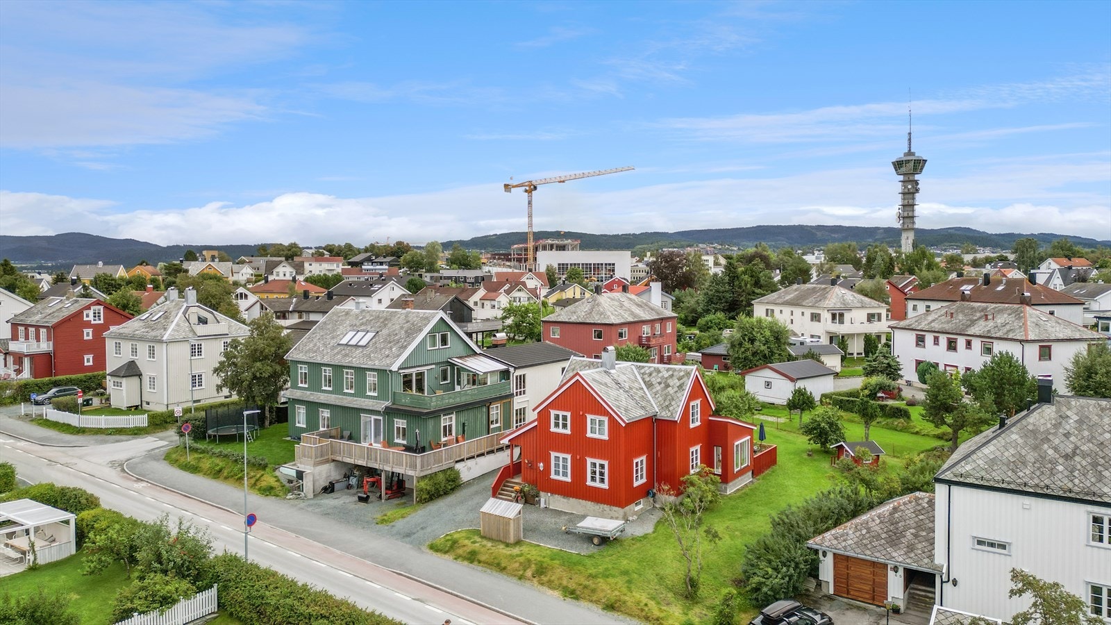 Eiendommen ligger fint til i et veletablert og hyggelig nabolag. Galleribilde