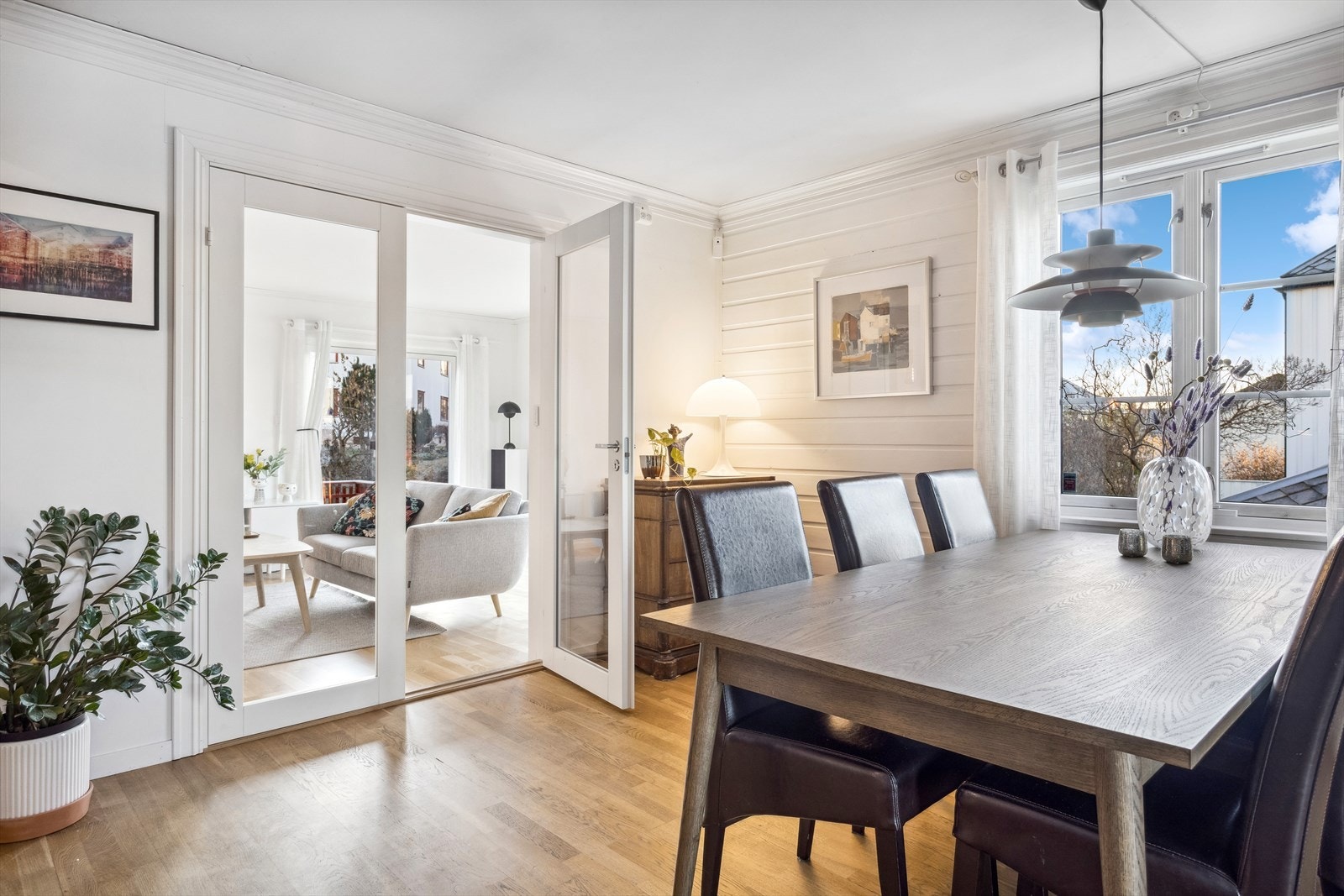 Omtrent hele huset fikk nye vinduer i og rundt 2002. Galleribilde