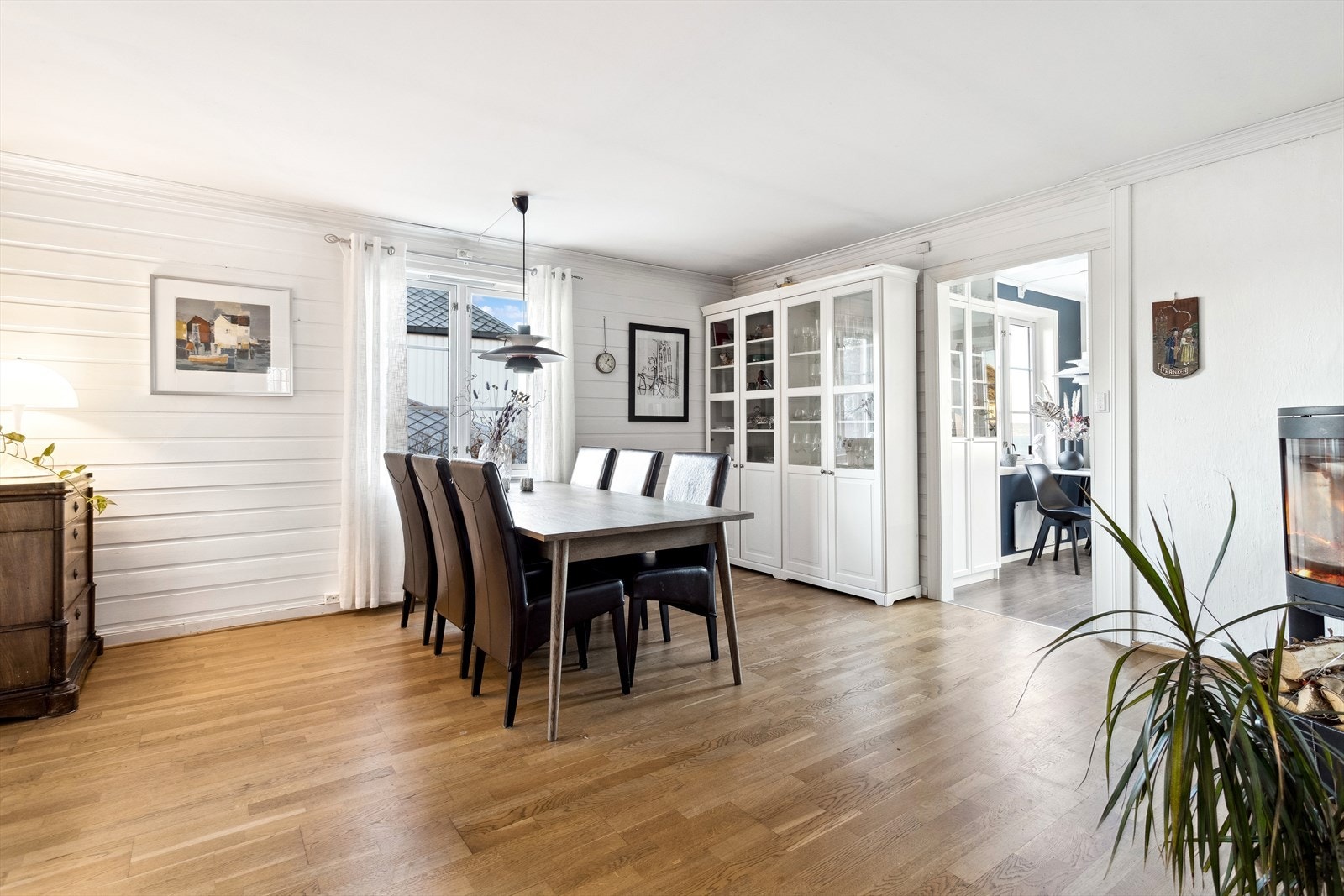 Stor spisestue med direkte adgang til kjøkken. Galleribilde