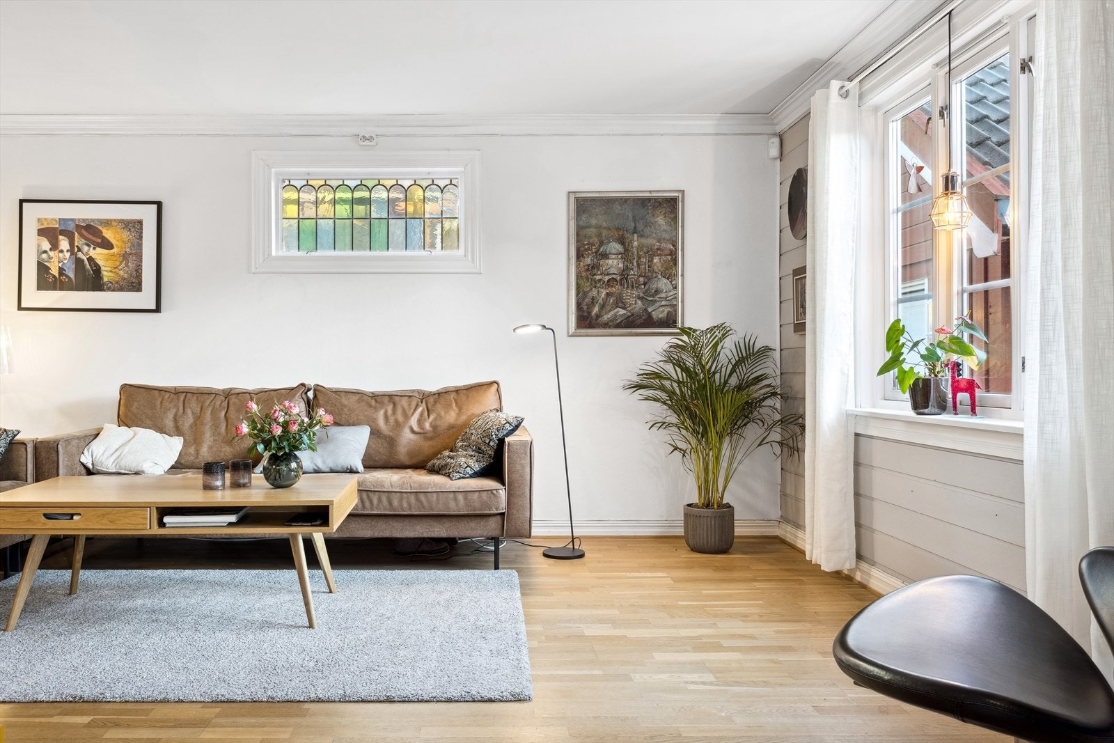 Stuens gode utforming og de tidløse fargevalgene på vegger legger et godt grunnlag for å innrede oppholdsrommet etter eget ønske. Galleribilde