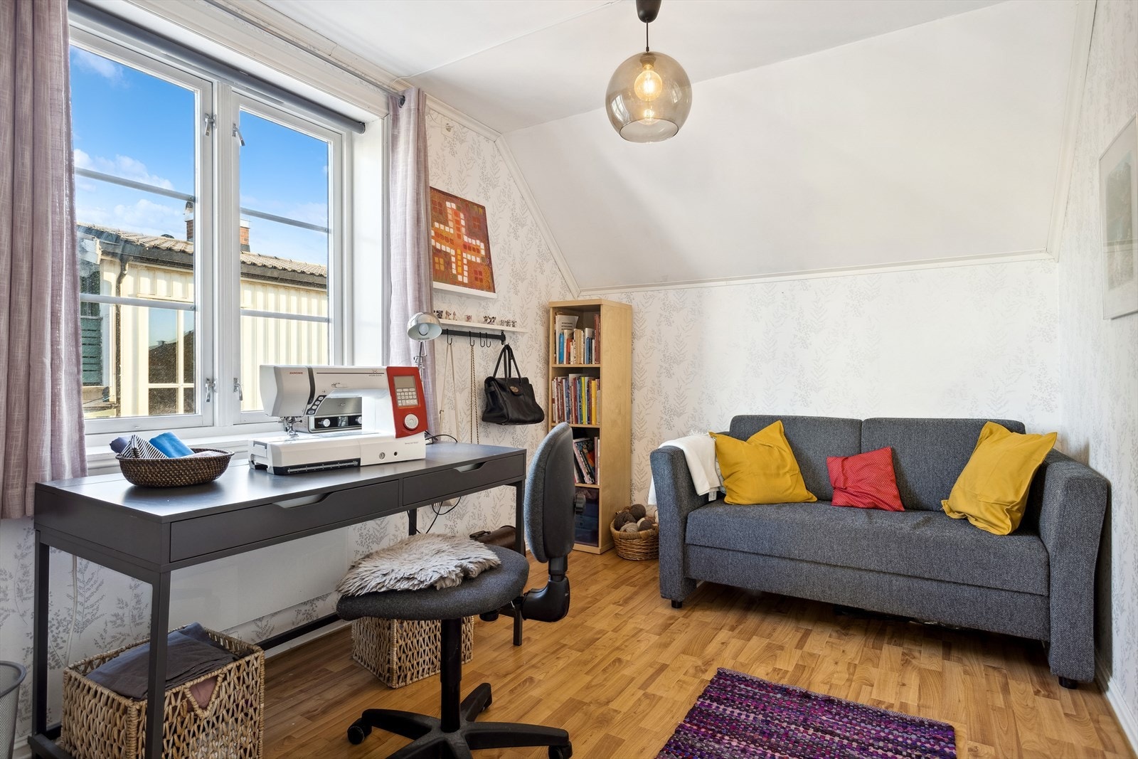 Det er totalt tre soverom i toppetasjen. Dette rommet benyttes som gjesterom og arbeidsrom. Galleribilde