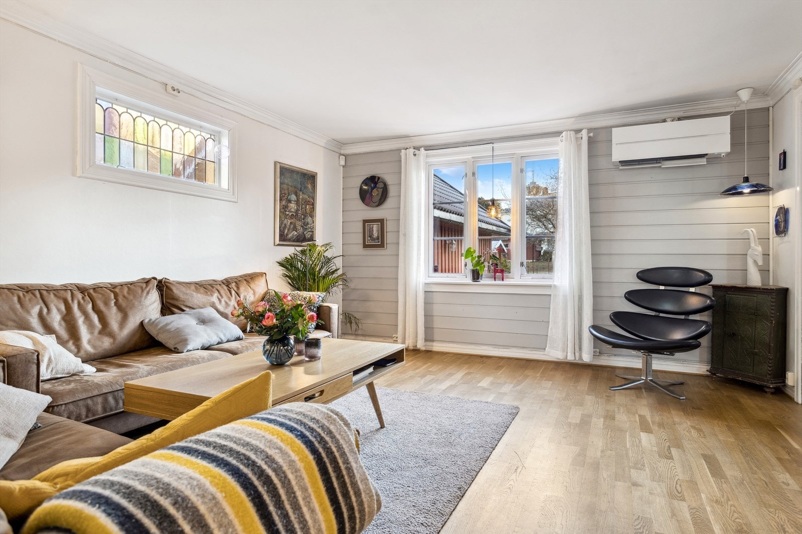 I første etasje er det blant annet 2 stuer og en spisestue. Galleribilde