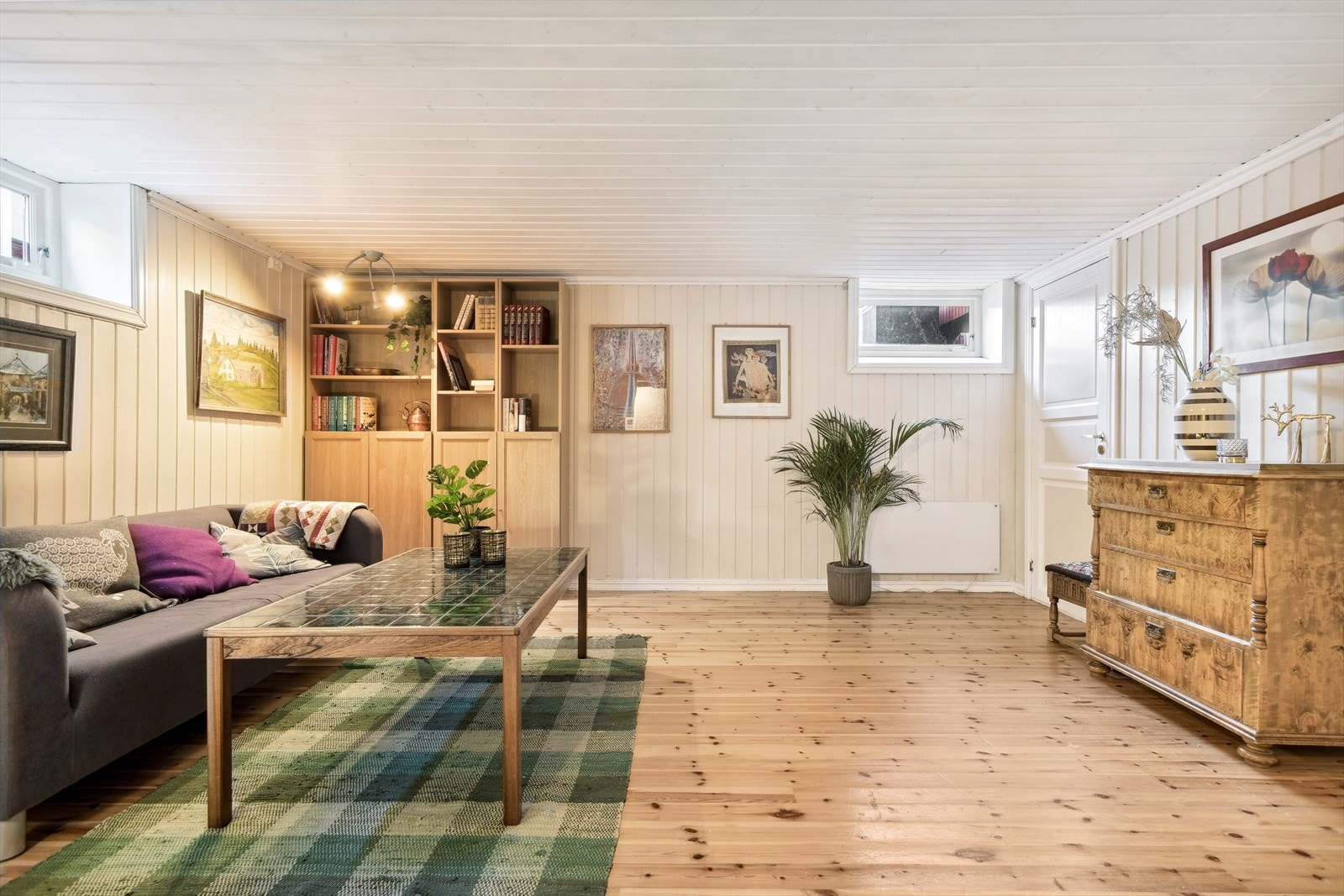 I kjelleren er det opprinnelige bodrom som er omgjort til kjellerstue. Det bemerkes at enkelte vinduer i kjeller og loftetasje rom for varig opphold ikke tilfredsstiller kravet til rømning. Galleribilde