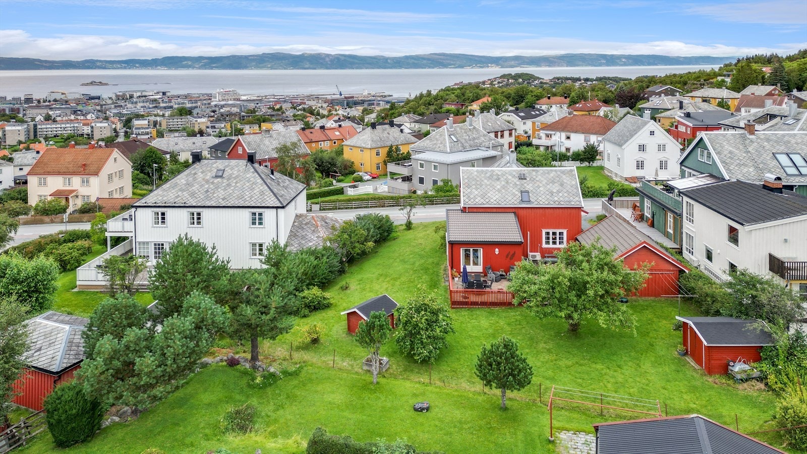 Eiendommen har en utmerket beliggenhet i et ettertraktet og populært boligområde. Galleribilde