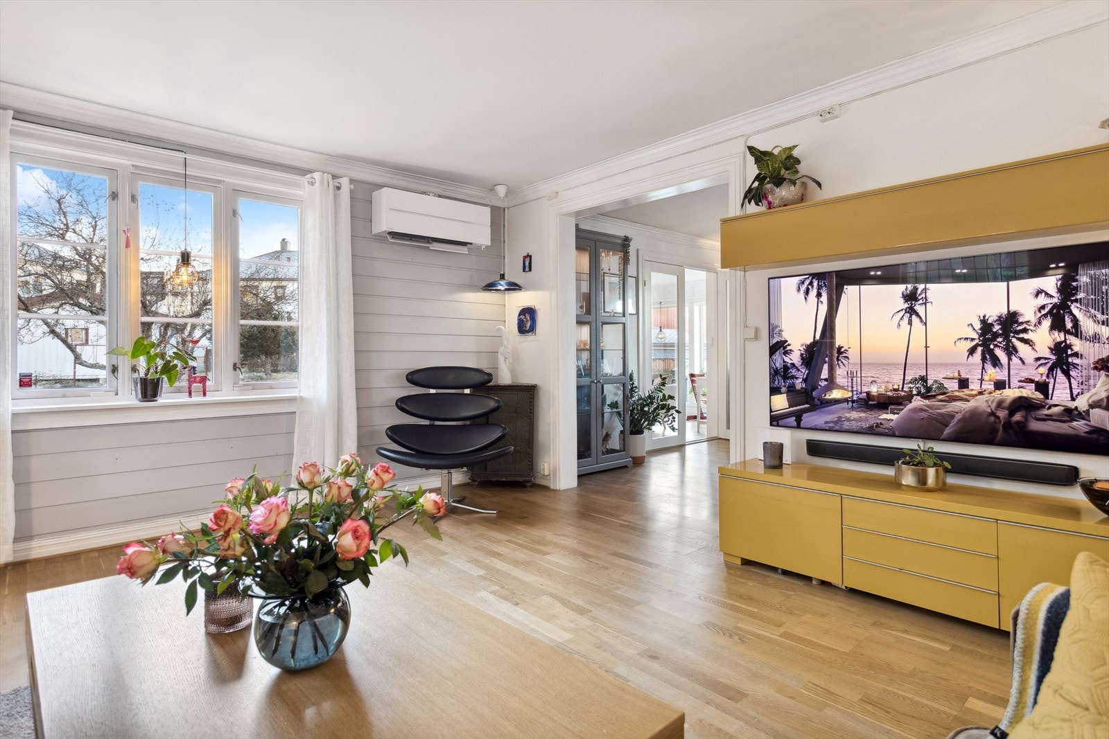 I denne stuen er det montert en varmepumpe. Varmepumpe gir økt komfort og lavere strømkostnader. Varmer vinterstid, kjøler sommerstid. Galleribilde