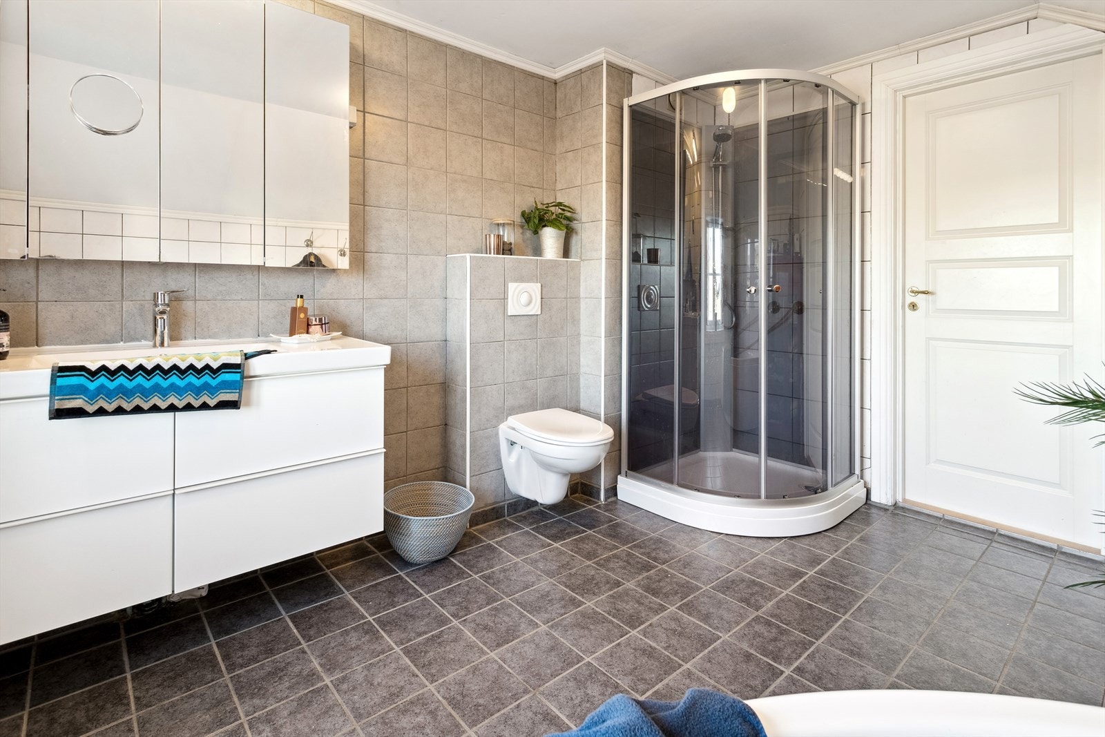 Baderommet har også vegghengt wc og varme i gulv. Badet ble oppusset i 2012. Galleribilde