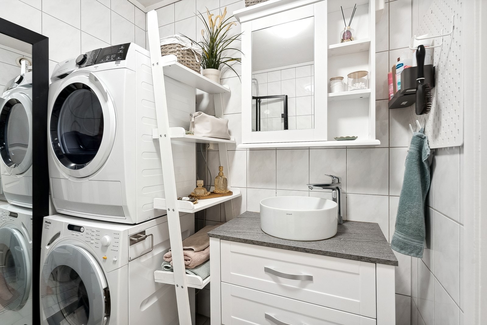 Badet er fra lyst og stilrent, med hvite fliser på vegger og gulv, og nyere, lekker innredning. Galleribilde